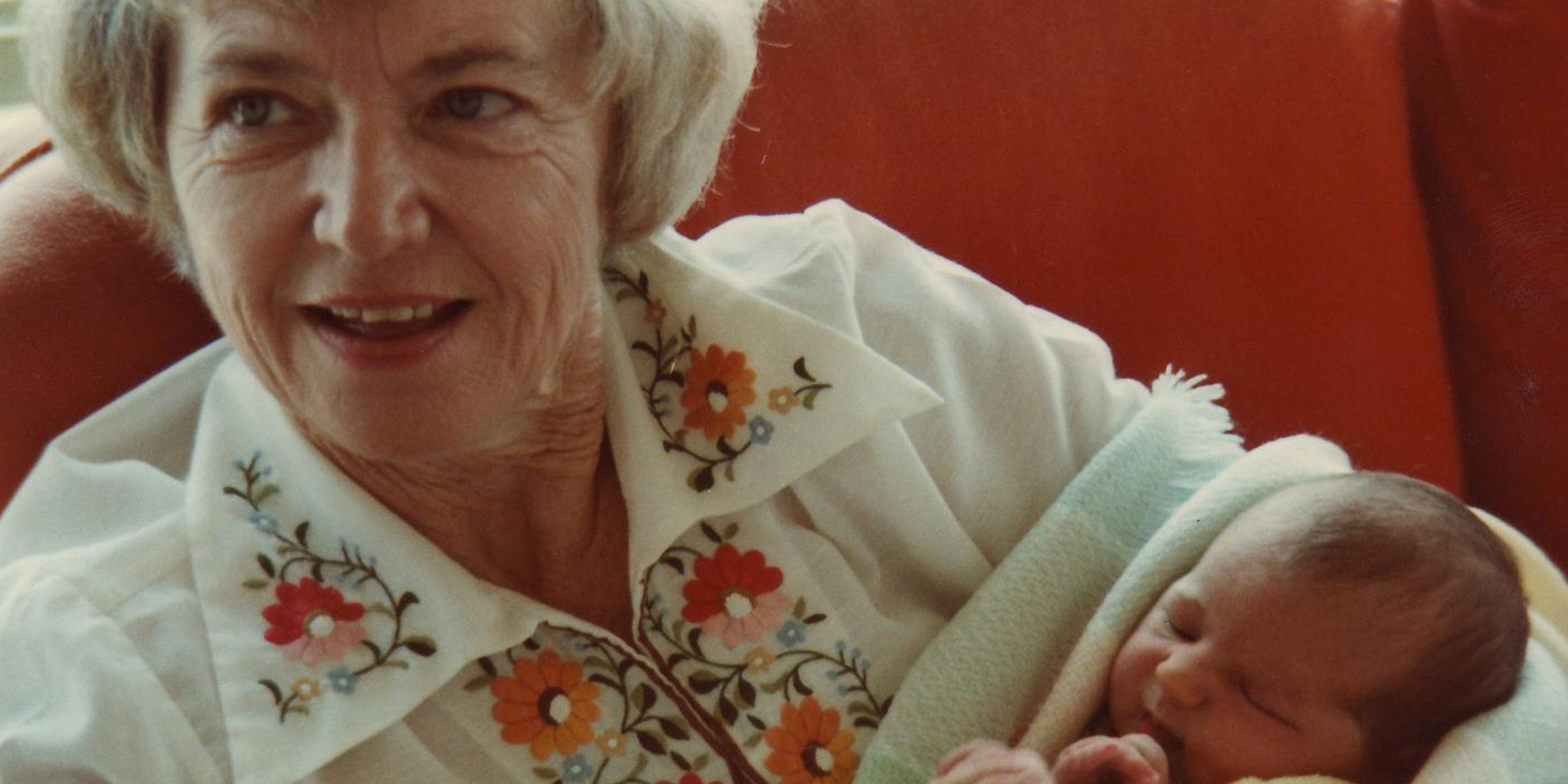 Una mujer mayor con un bebé en brazos | Fuente: Flickr (CC BY 2.0)