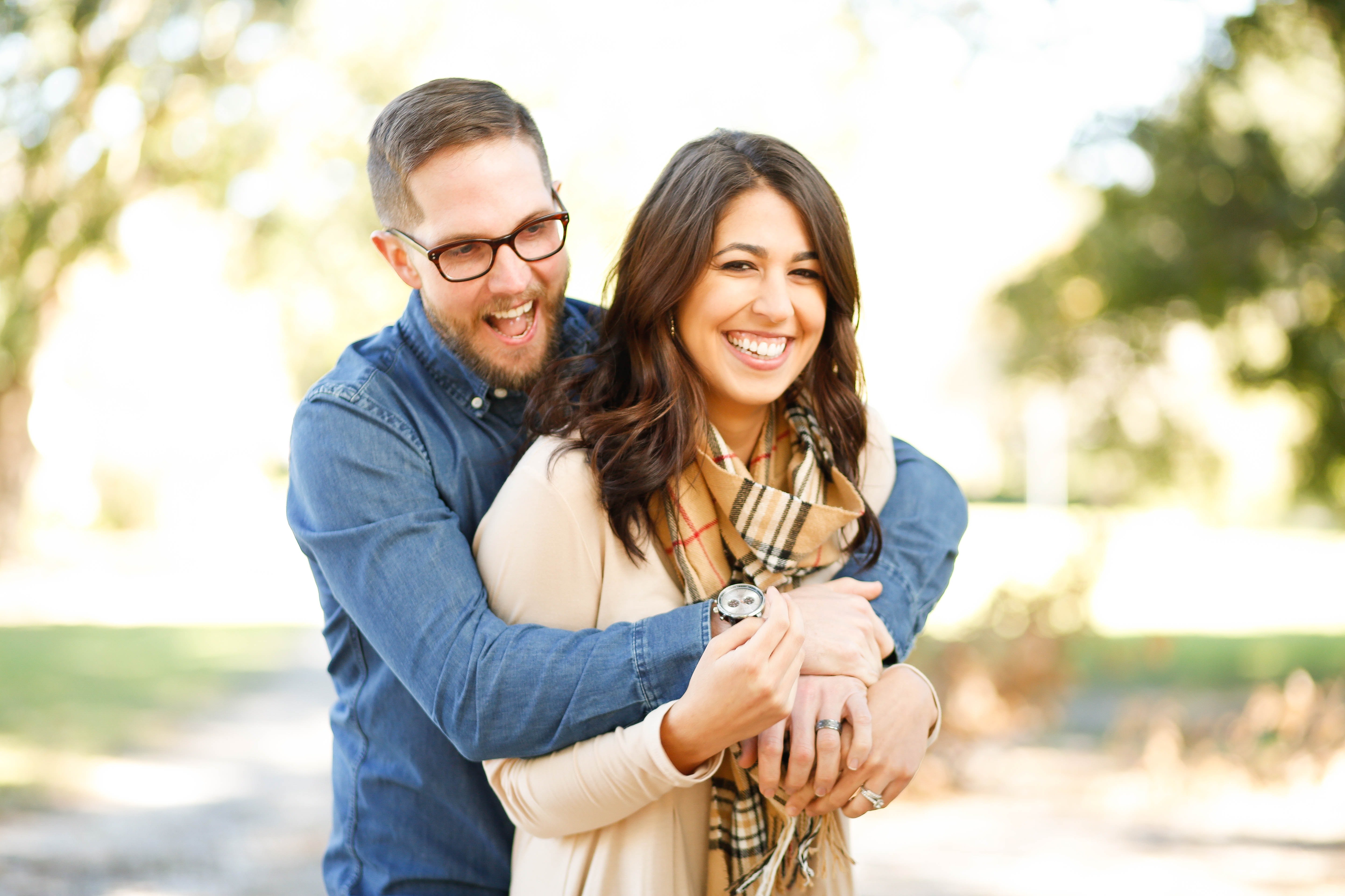 Una pareja feliz abrazada | Fuente: Pexel