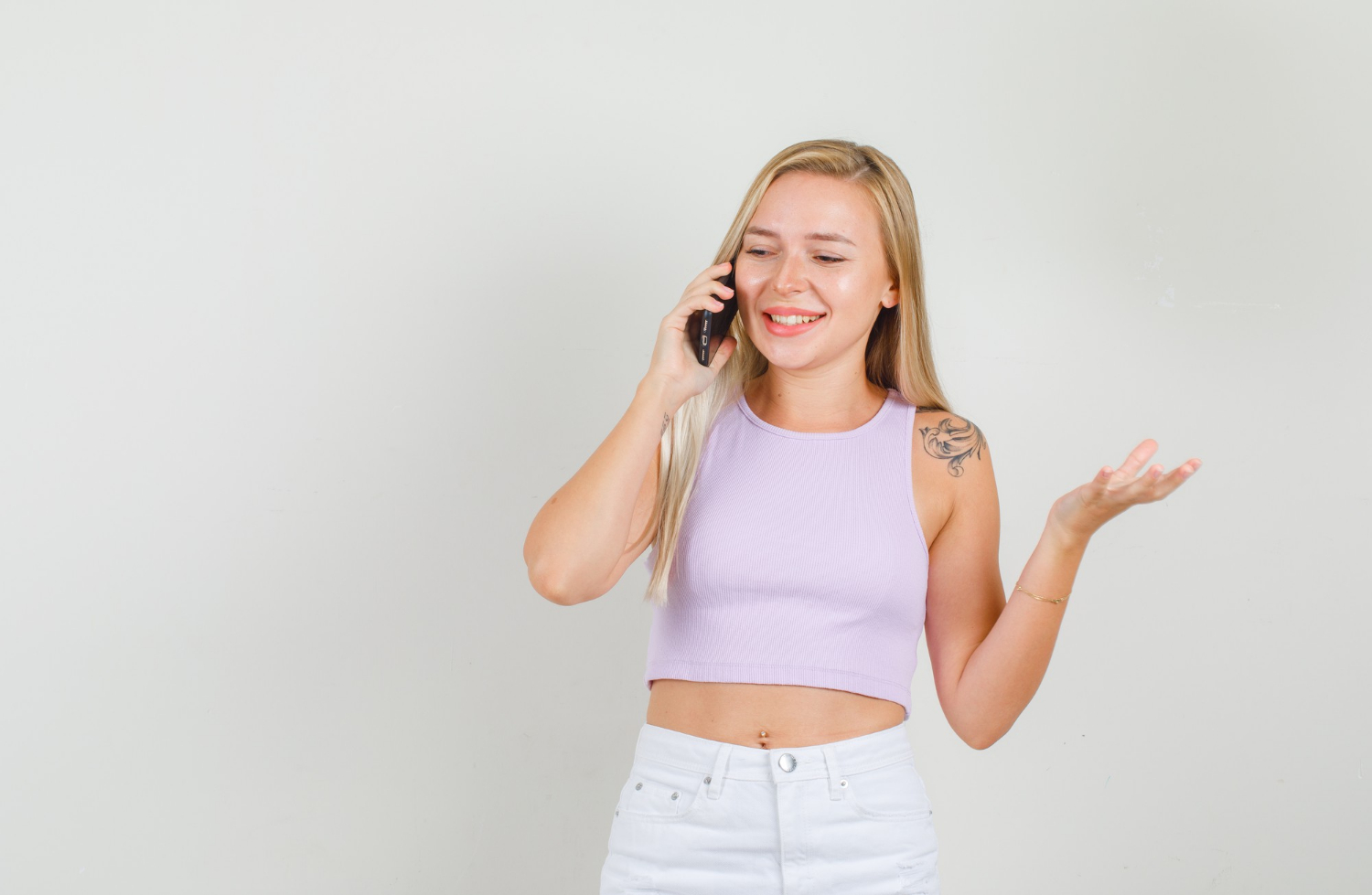 Una joven hablando por teléfono | Fuente: Freepik