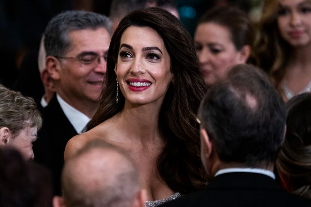 Amal Clooney asiste a la recepción de los homenajeados del Kennedy Center en la Casa Blanca, el 4 de diciembre de 2022 | Fuente: Getty Images