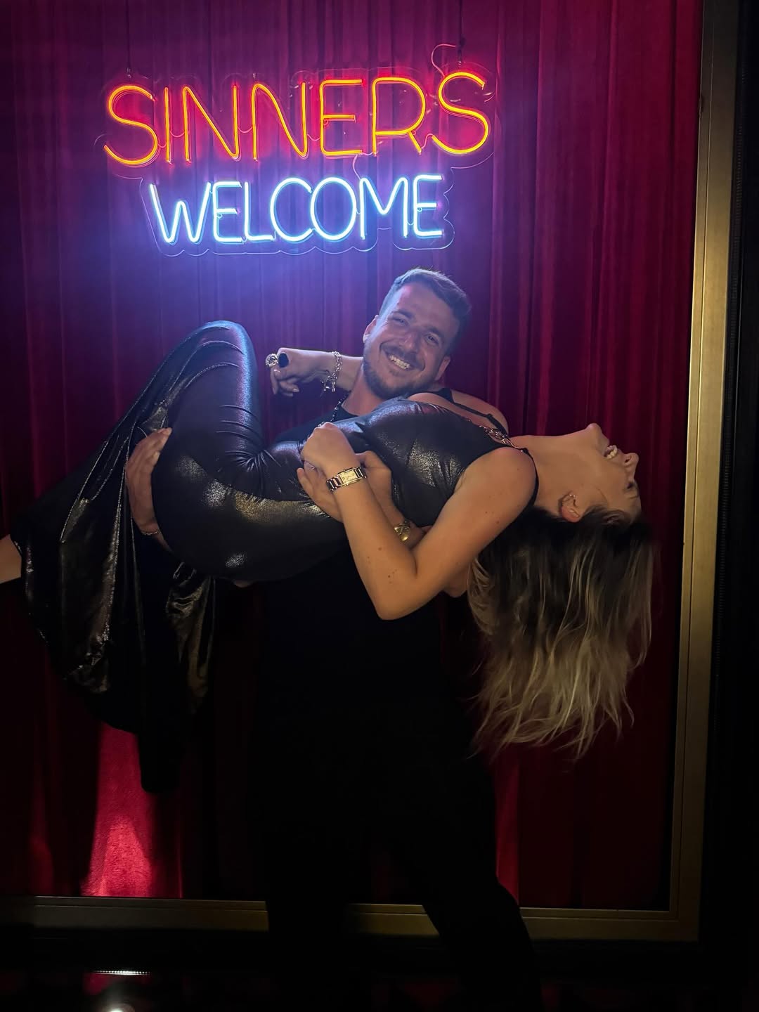 La pareja posando en Ibiza | Fuente: Instagram/adelamicha