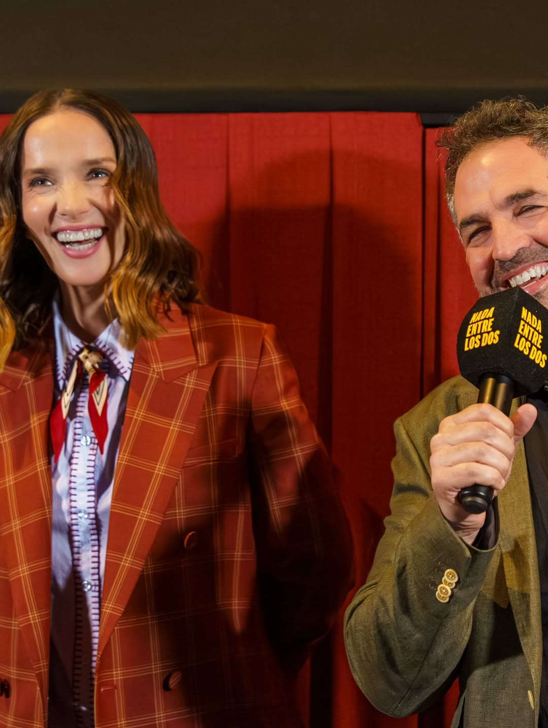 Natalia Oreiro y Juan Taratuto participan en una conferencia de prensa para el estreno de su película “Nada entre los dos”. | Fuente: Instagram/nataliaoreirosoy