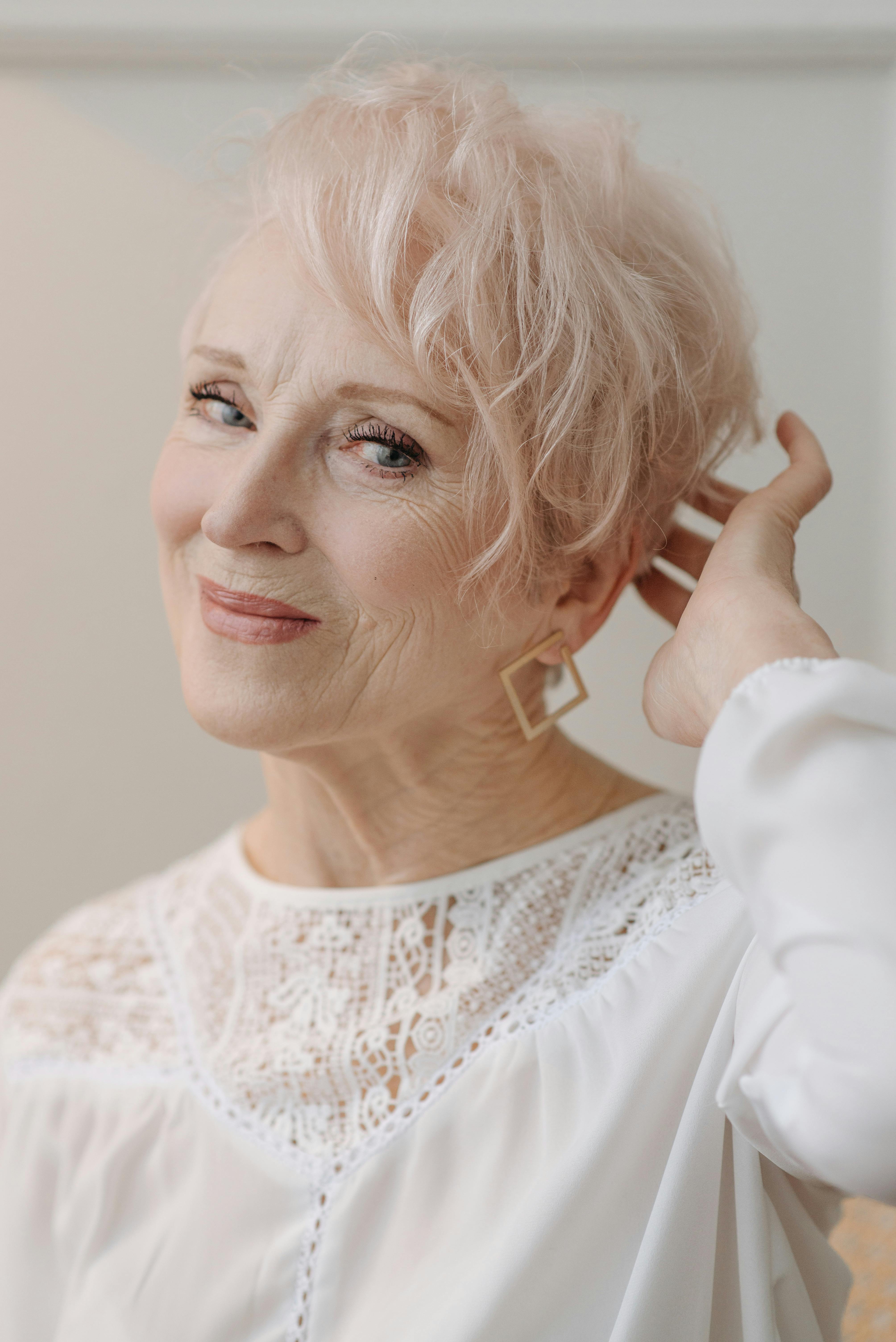 Una mujer rascándose la cabeza | Fuente: Pexels