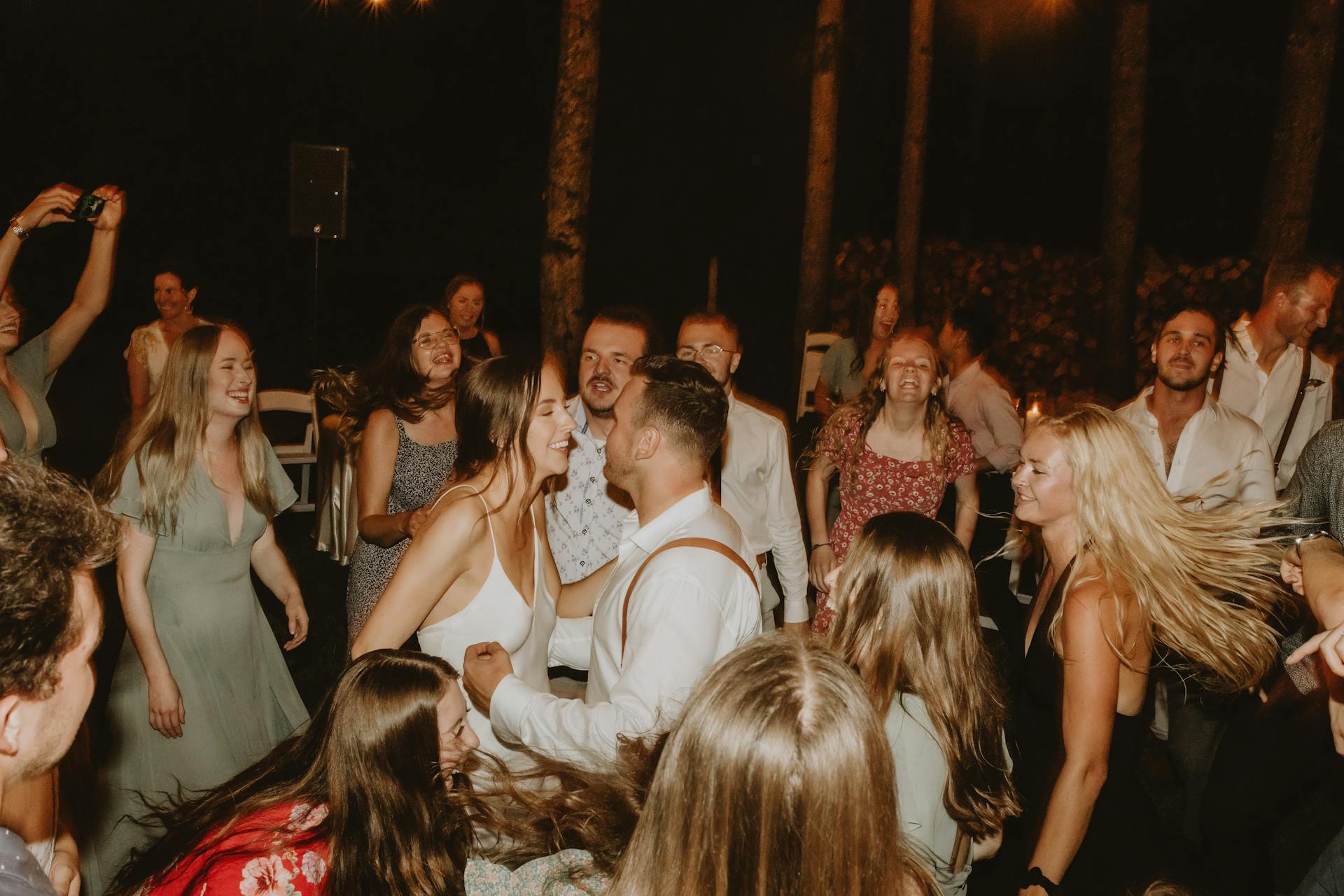 Gente divirtiéndose bailando en un banquete de boda | Fuente: Pexels