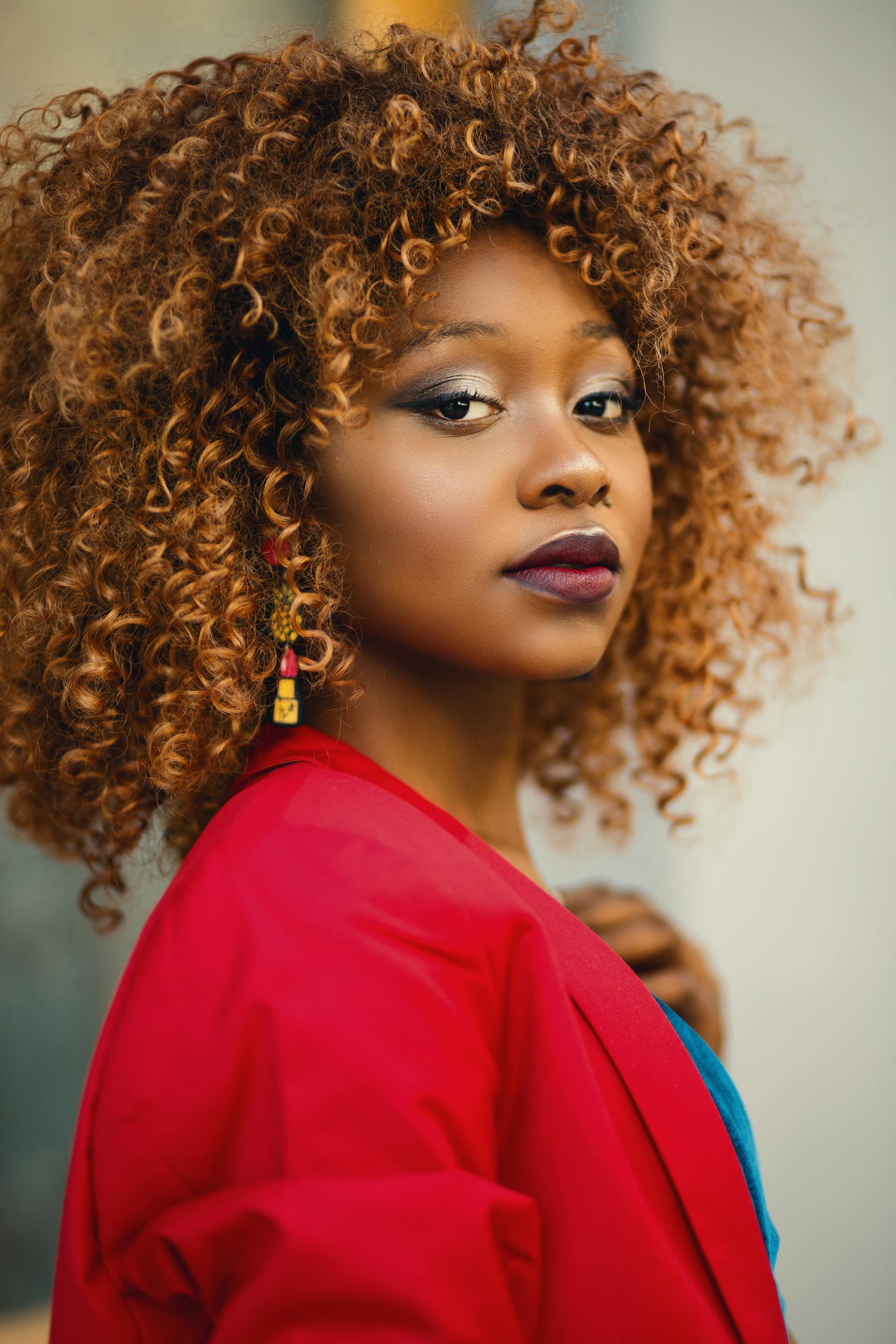 Una mujer con el pelo rizado | Fuente: Pexels