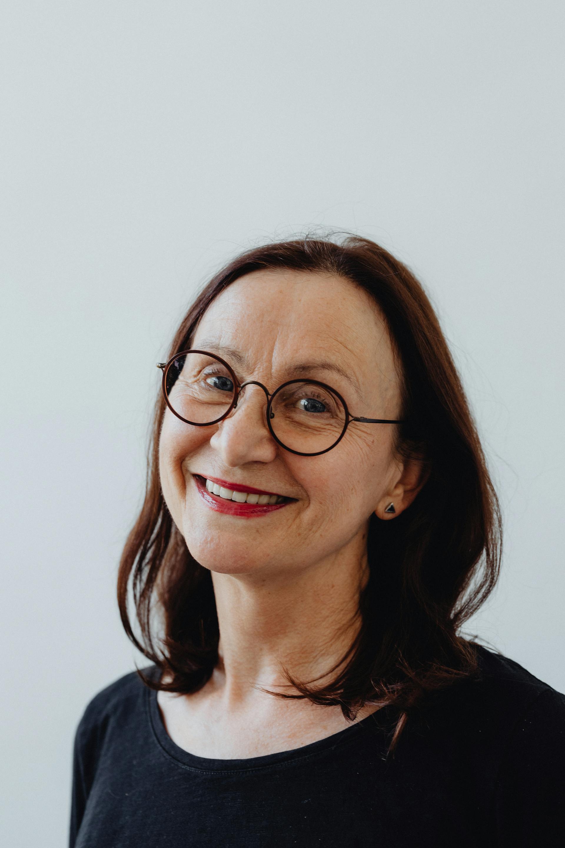 Una mujer sonriente | Fuente: Pexels