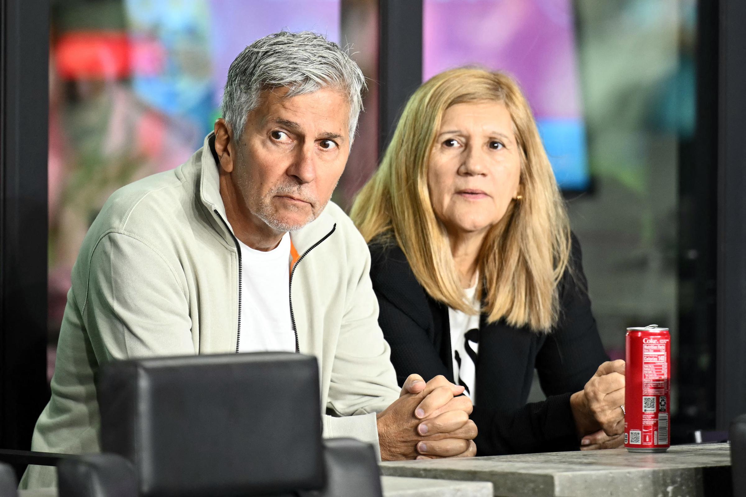 Jorge Messi y Celia Cuccittini, padres de Lionel Messi, esperan el inicio del partido de la final de la Conferencia Este de la Major League Soccer (MLS) entre el Inter Miami y el New York City FC en el Chase Stadium de Fort Lauderdale, Florida, el 29 de noviembre de 2025. | Fuente: Getty Images