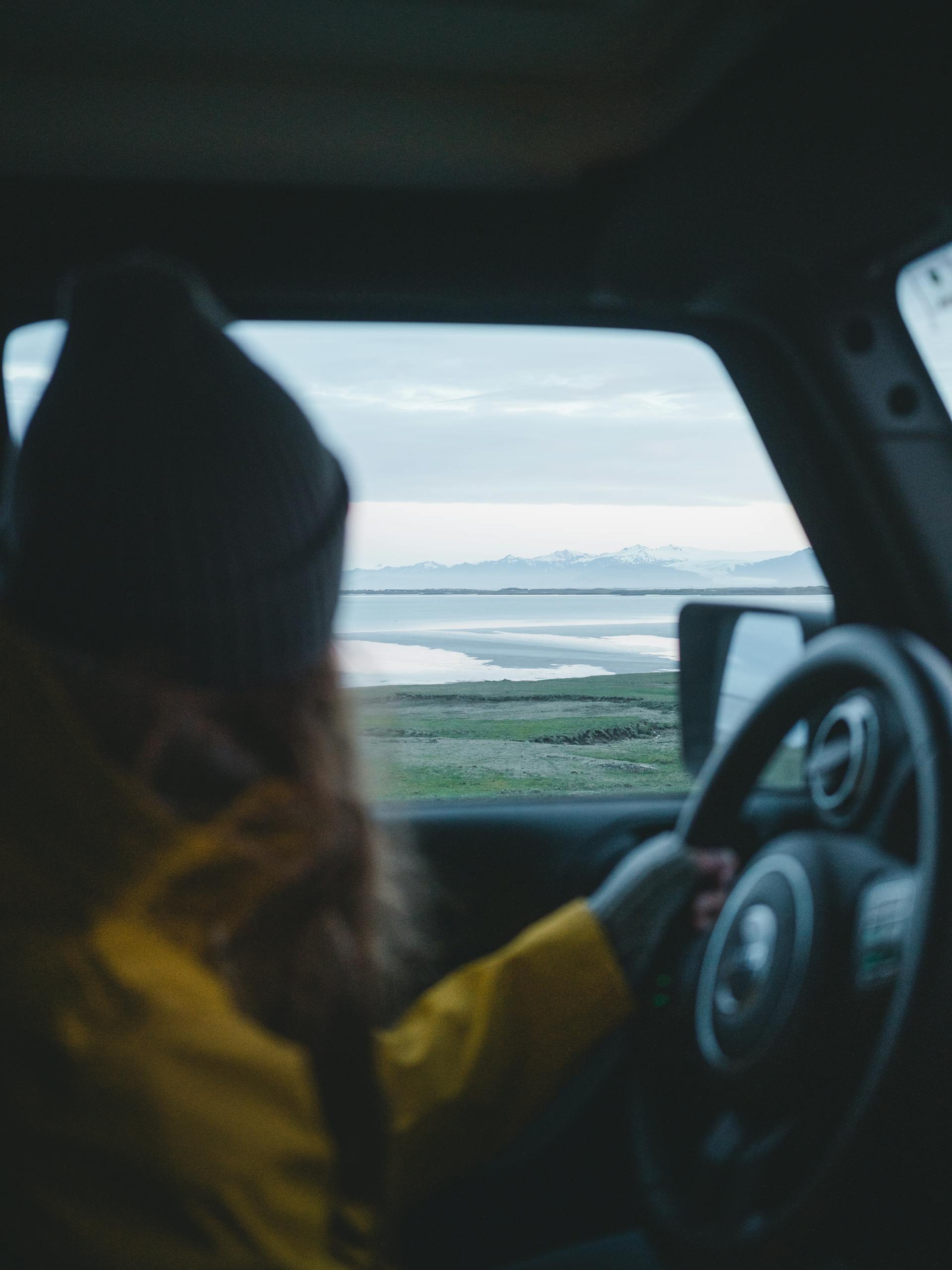 Una mujer conduciendo un automóvil | Fuente: Pexels