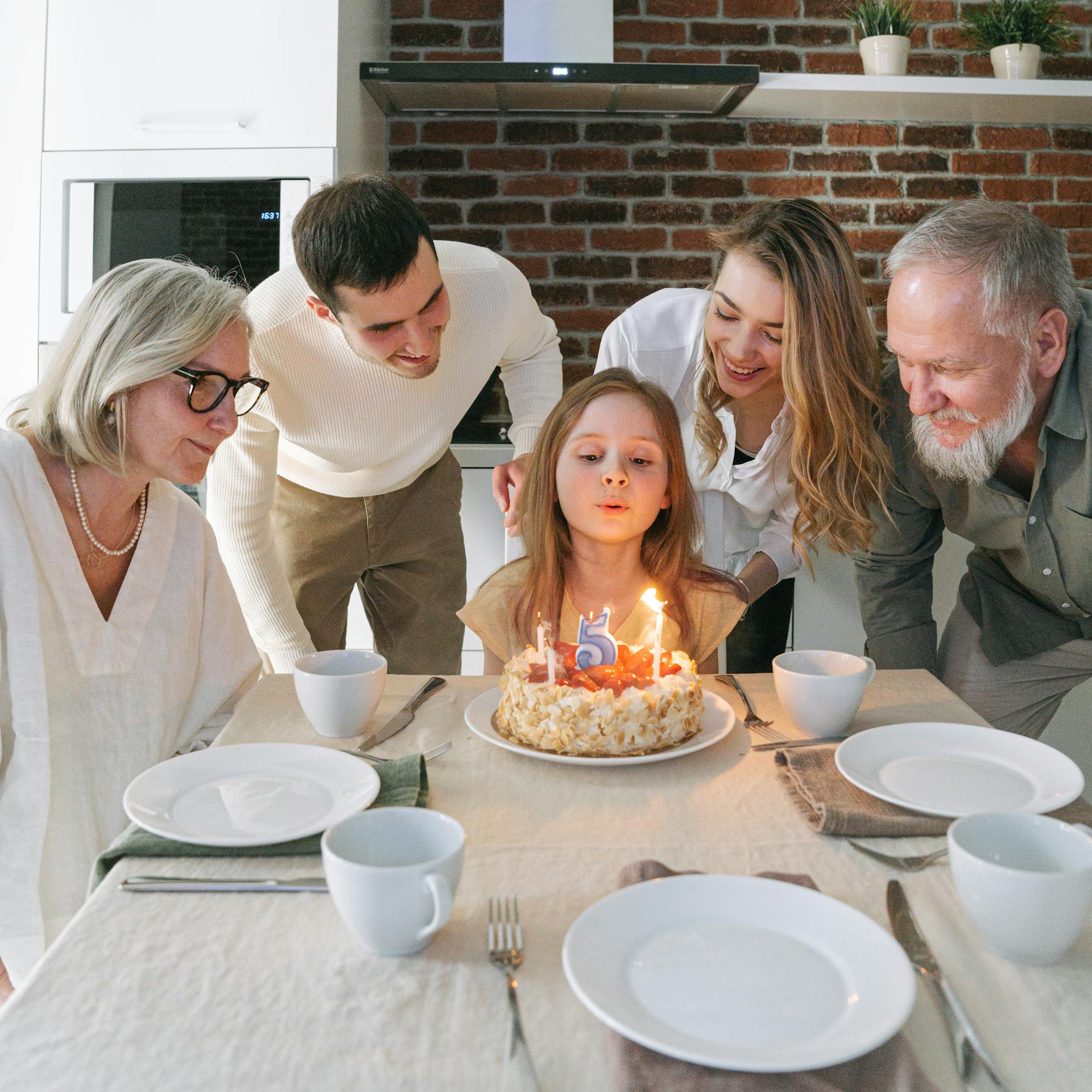 Una familia celebrando la fiesta de cumpleaños de su hija | Fuente: Pexels