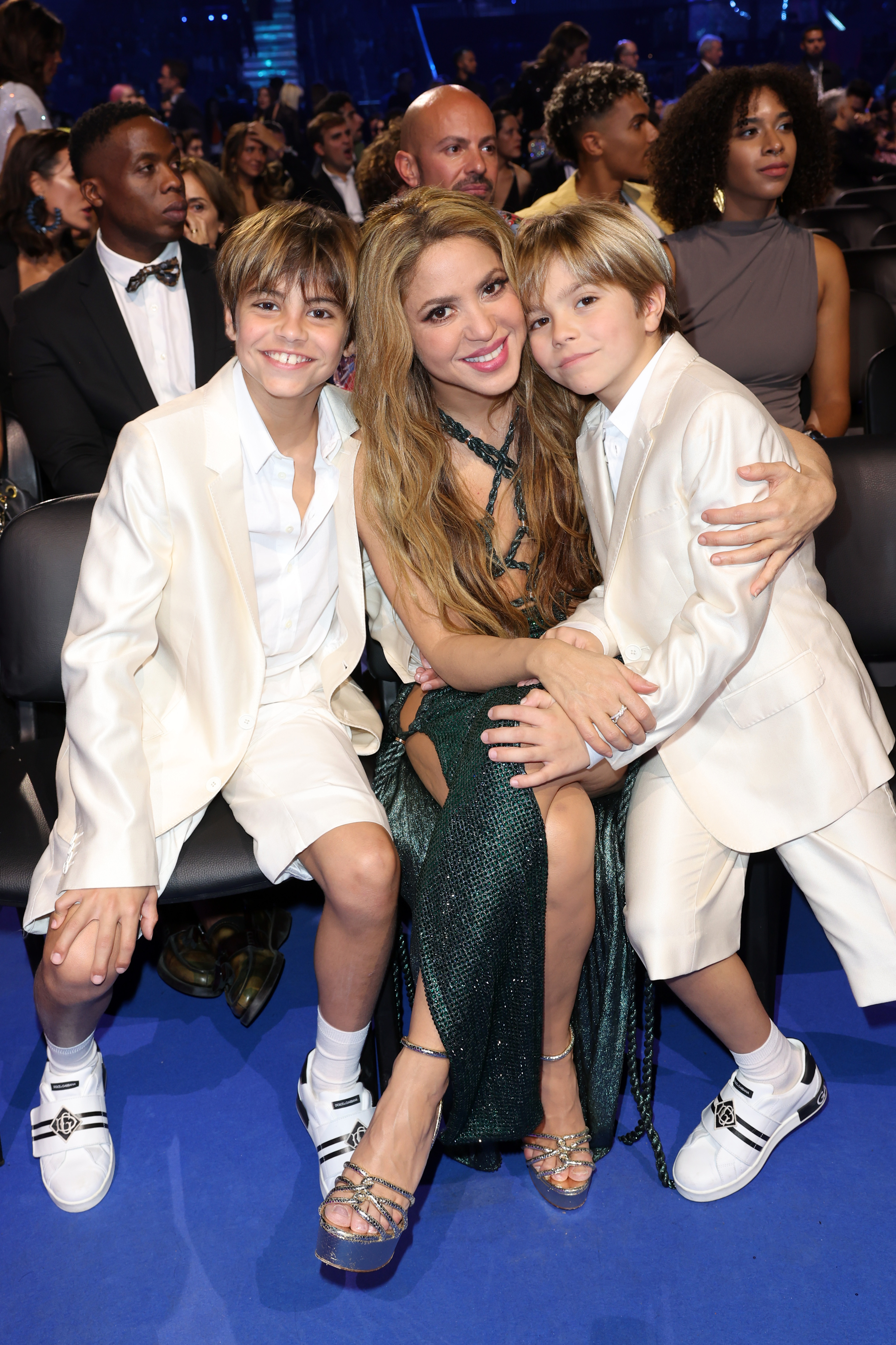 Shakira y sus dos hijos, Milan y Sasha, asistieron a la 24ª edición de los Premios Grammy Latinos el 16 de noviembre de 2023 en Sevilla, España. | Fuente: Getty Images