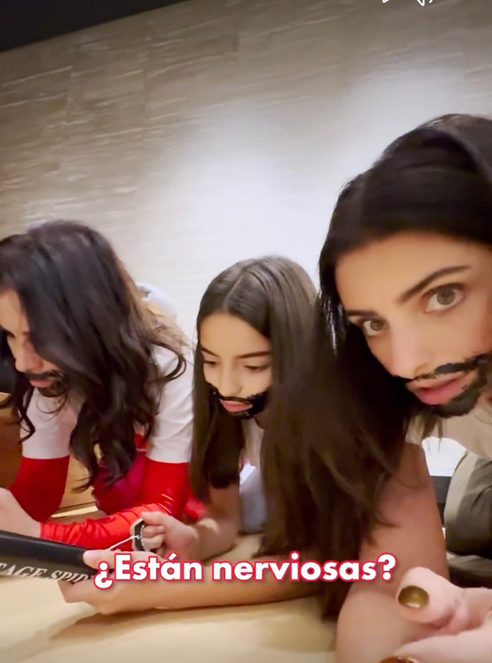 Alessandra Rosaldo, Aitana y Aislinn preparando la sorpresa por el cumpleaños de Eugenio Derbez | Fuente: Facebook/Eugenio Derbez