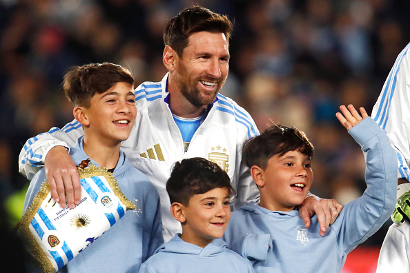 4 de septiembre: Lionel Messi, de Argentina, y sus hijos Thiago, Mateo y Ciro reaccionan antes del partido por las Eliminatorias Sudamericanas para la Copa Mundial de la FIFA 2026 entre Argentina y Venezuela, disputado en el Estadio Más Monumental Antonio Vespucio Liberti, el 4 de septiembre de 2025 en Buenos Aires, Argentina | Fuente: Getty Images
