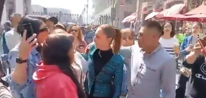 Un hombre acosa a la presidenta de México Claudia Sheimbaum | Fuente: X.com/bcn24noticias