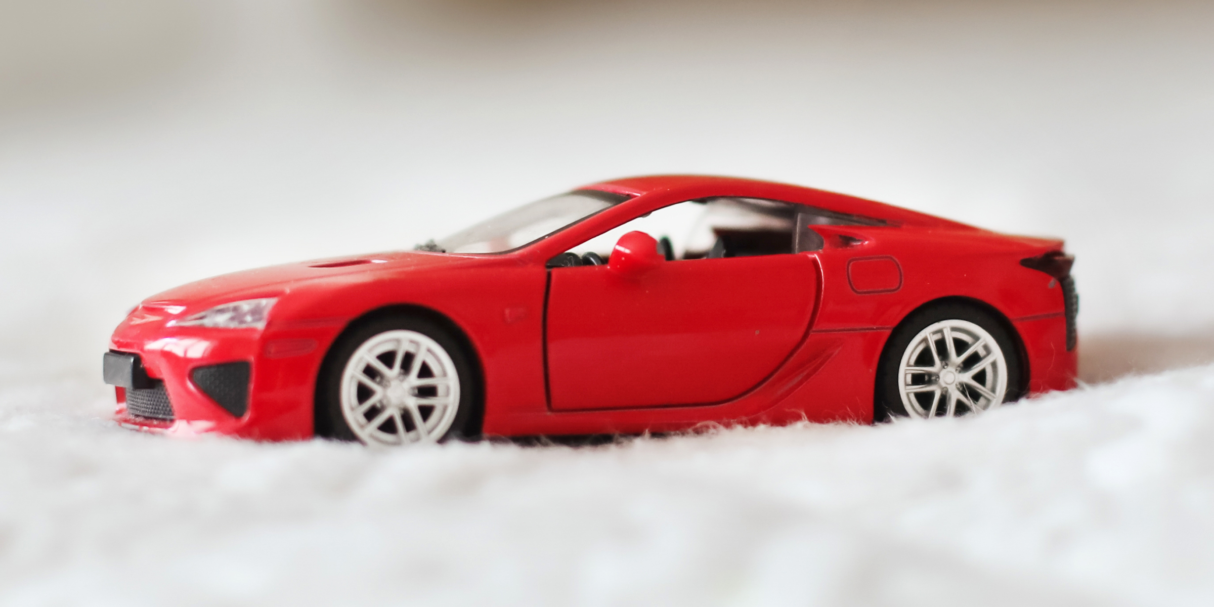 Un auto rojo de juguete | Fuente: Shutterstock