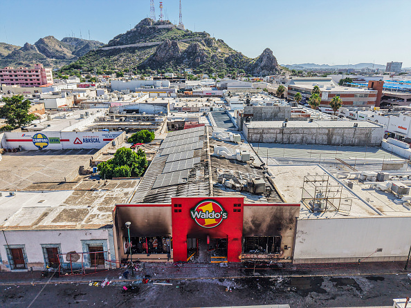 Vista general de la tienda Waldo's en el centro de Hermosillo tras un incendio ocurrido el 3 de noviembre de 2025 en Hermosillo, México. Un incendio en esta tienda el 1 de noviembre de 2025 dejó al menos 23 personas muertas y 15 heridas, según Alfonso Durazo, gobernador de Sonora | Fuente: Getty Images