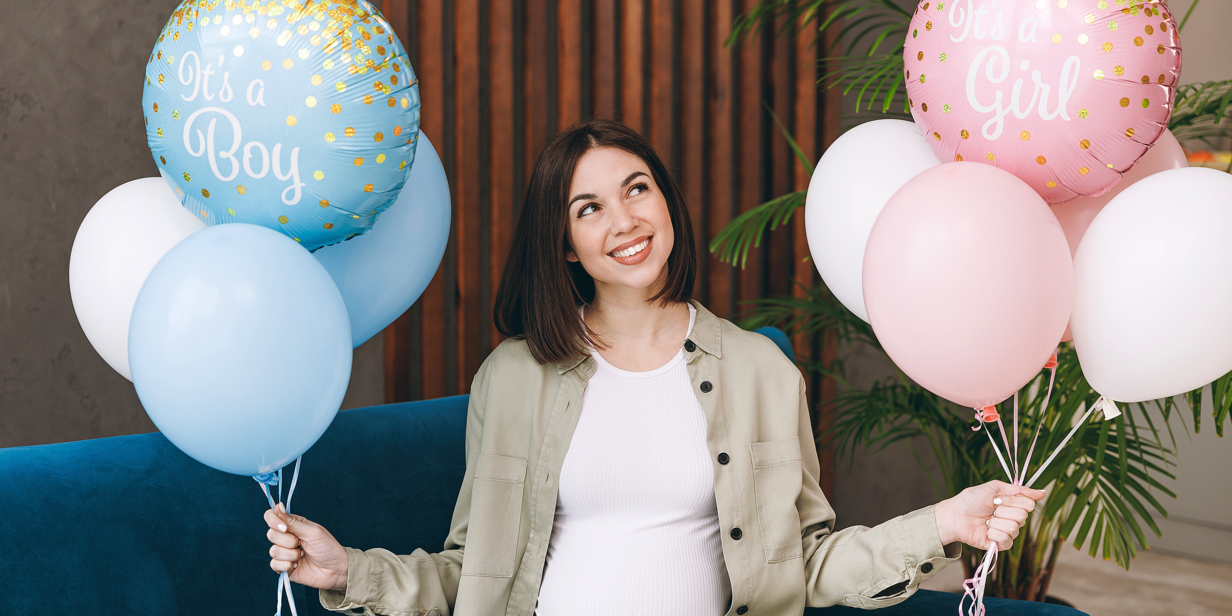 Una mujer feliz sosteniendo globos en una fiesta de revelación de sexo | Fuente: Shutterstock