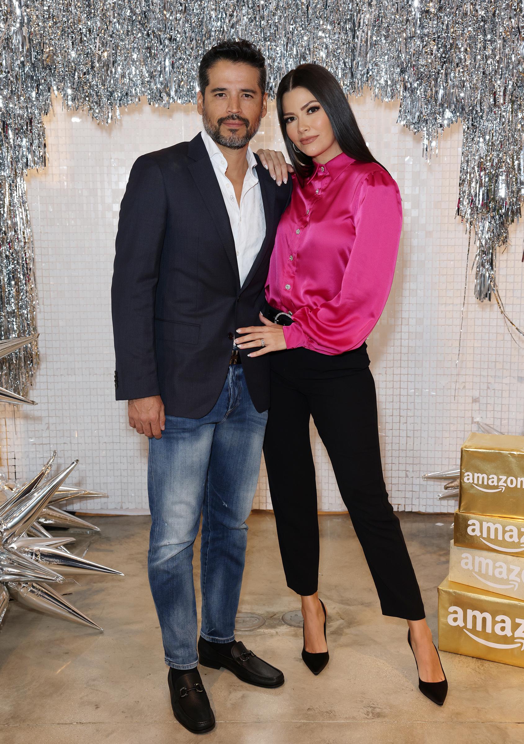 Luis Carlos Martínez y Ana Patricia Gámez durante una cena navideña el 9 de diciembre de 2021 en Miami, Florida. | Fuente: Getty Images