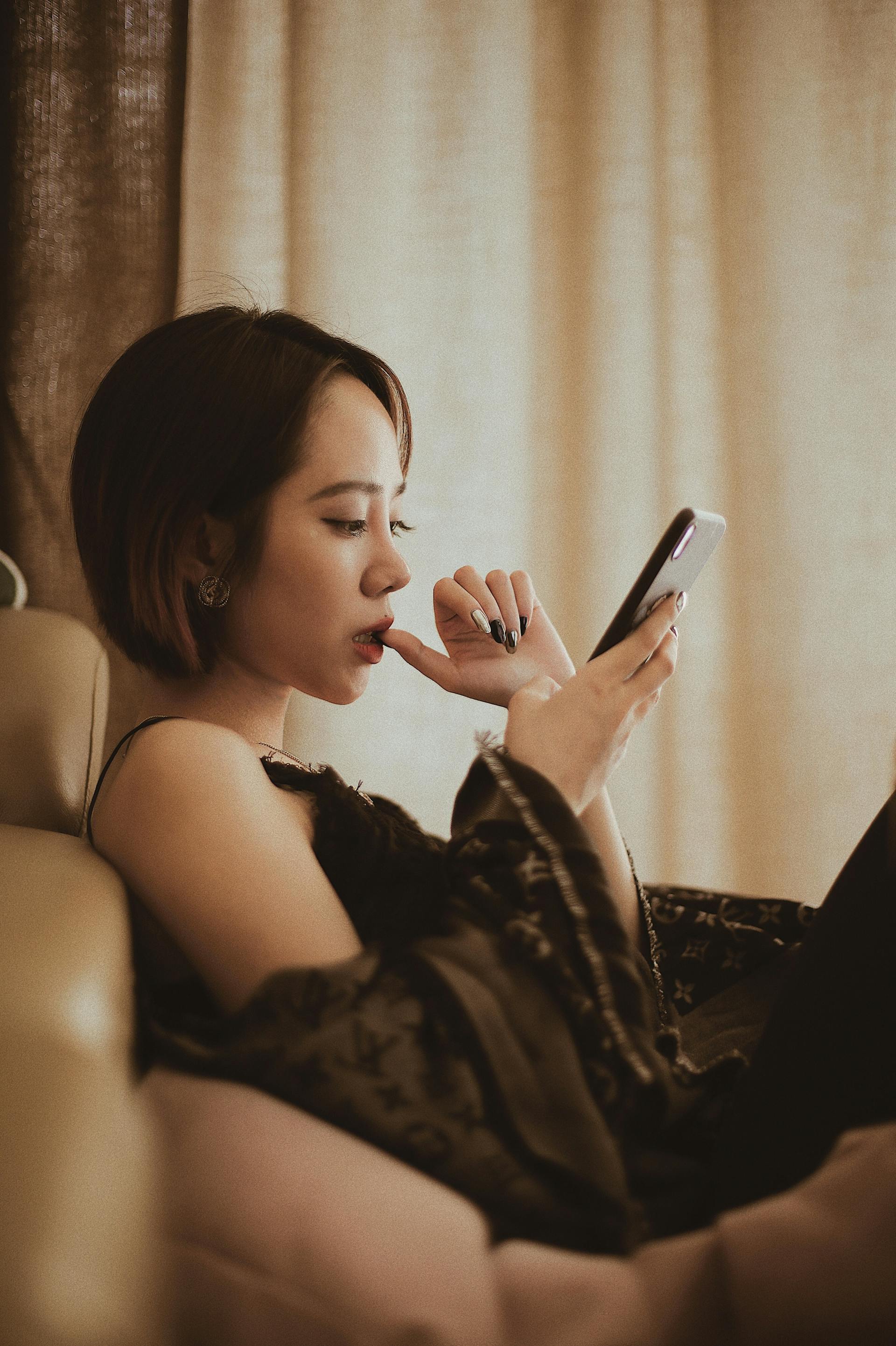 Una mujer mirando su móvil | Fuente: Pexels