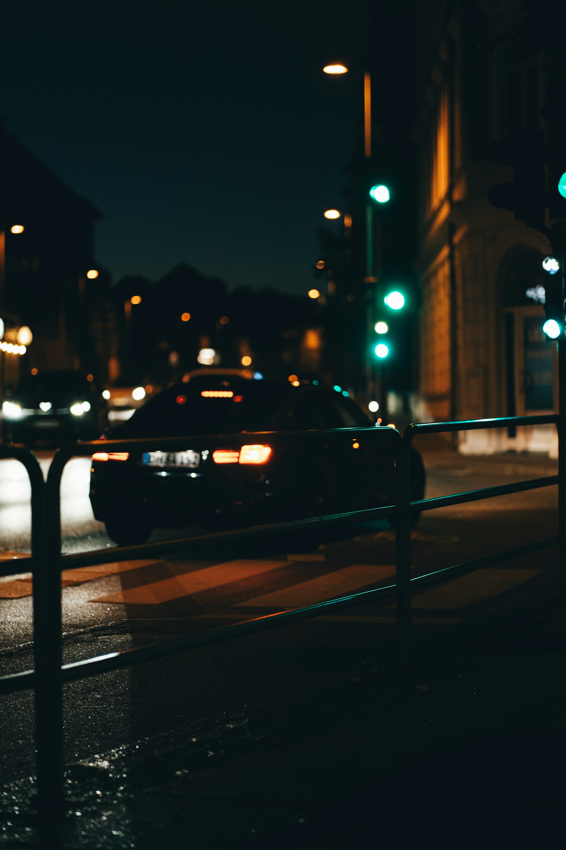 Un automóvil circulando de noche | Fuente: Unsplash