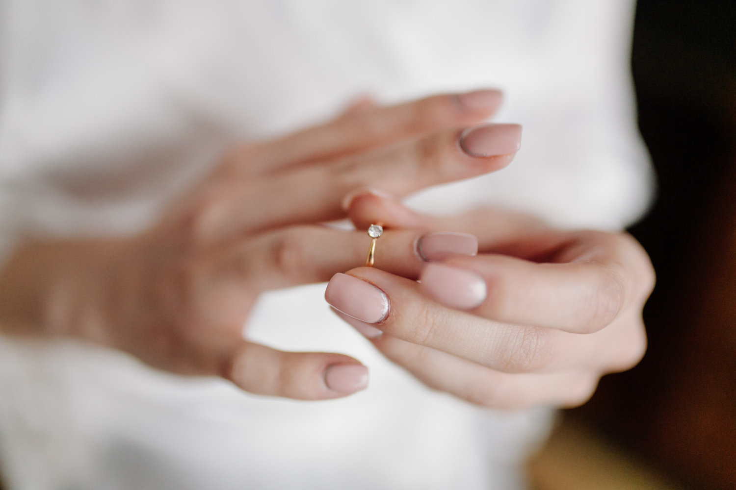 Primer plano de una mujer quitándose el anillo | Fuente: Freepik