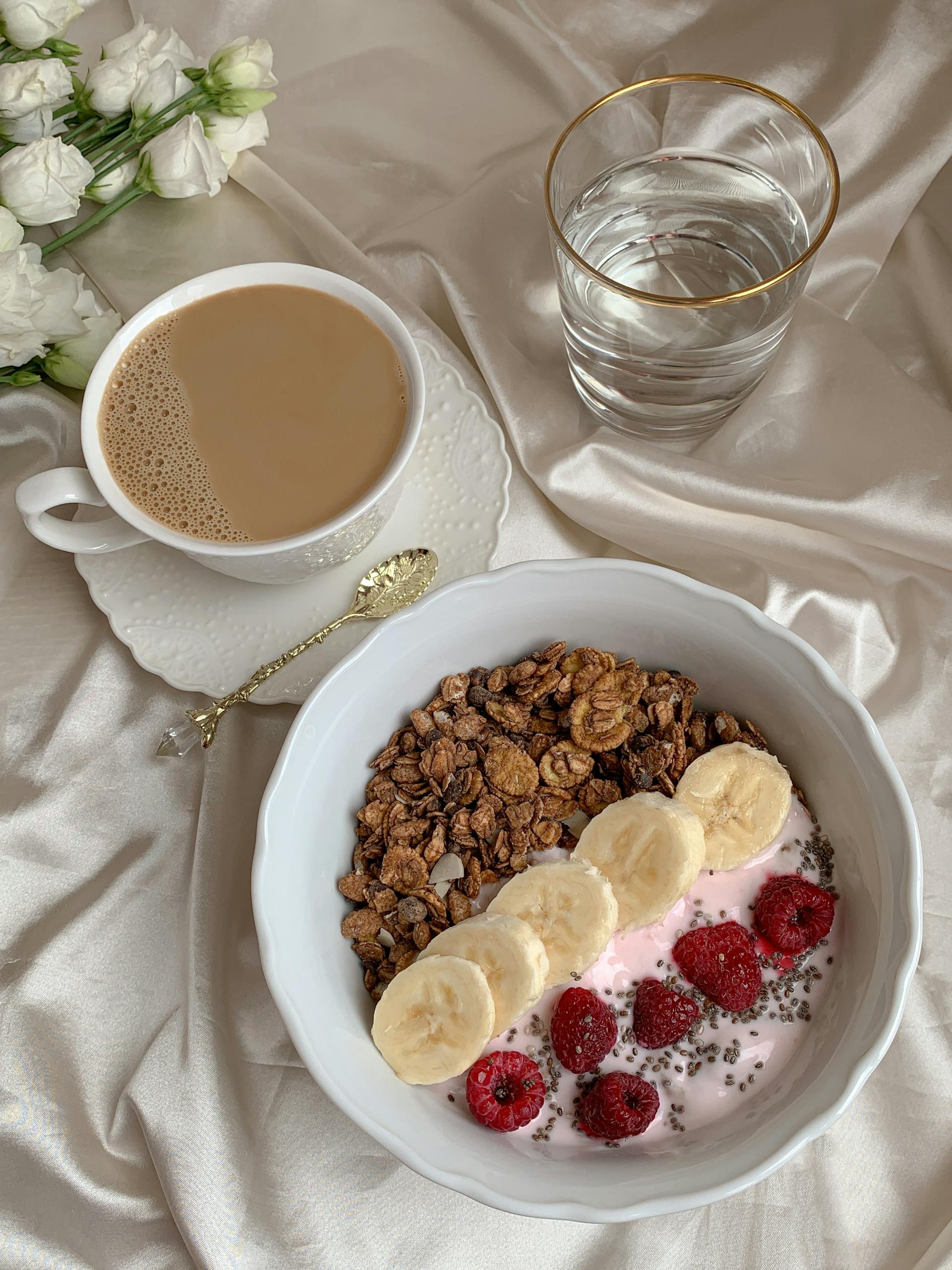 Un bol de cereales junto a una taza de té | Fuente: Pexels