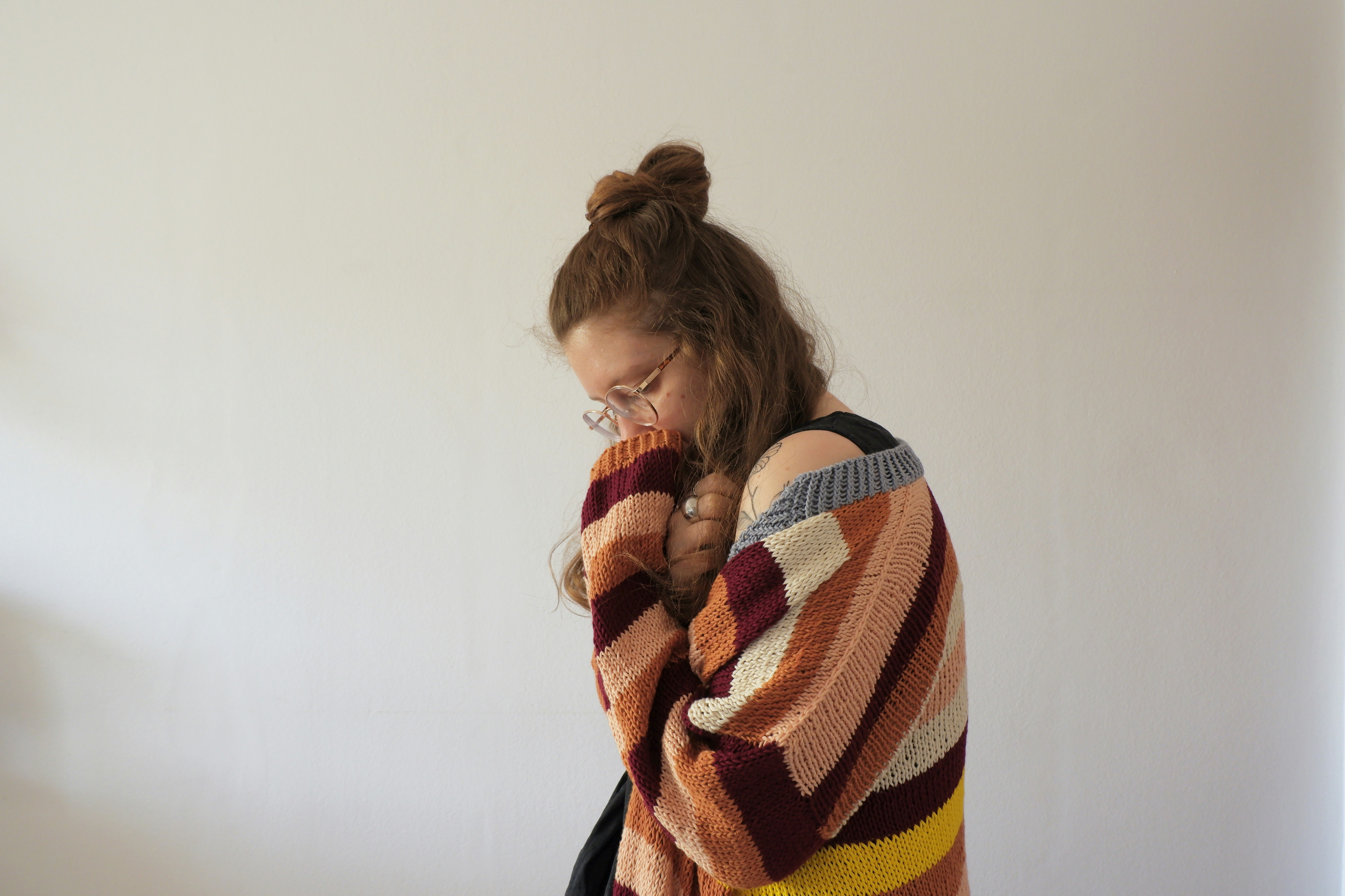 Una mujer abrazándose a sí misma | Fuente: Unsplash