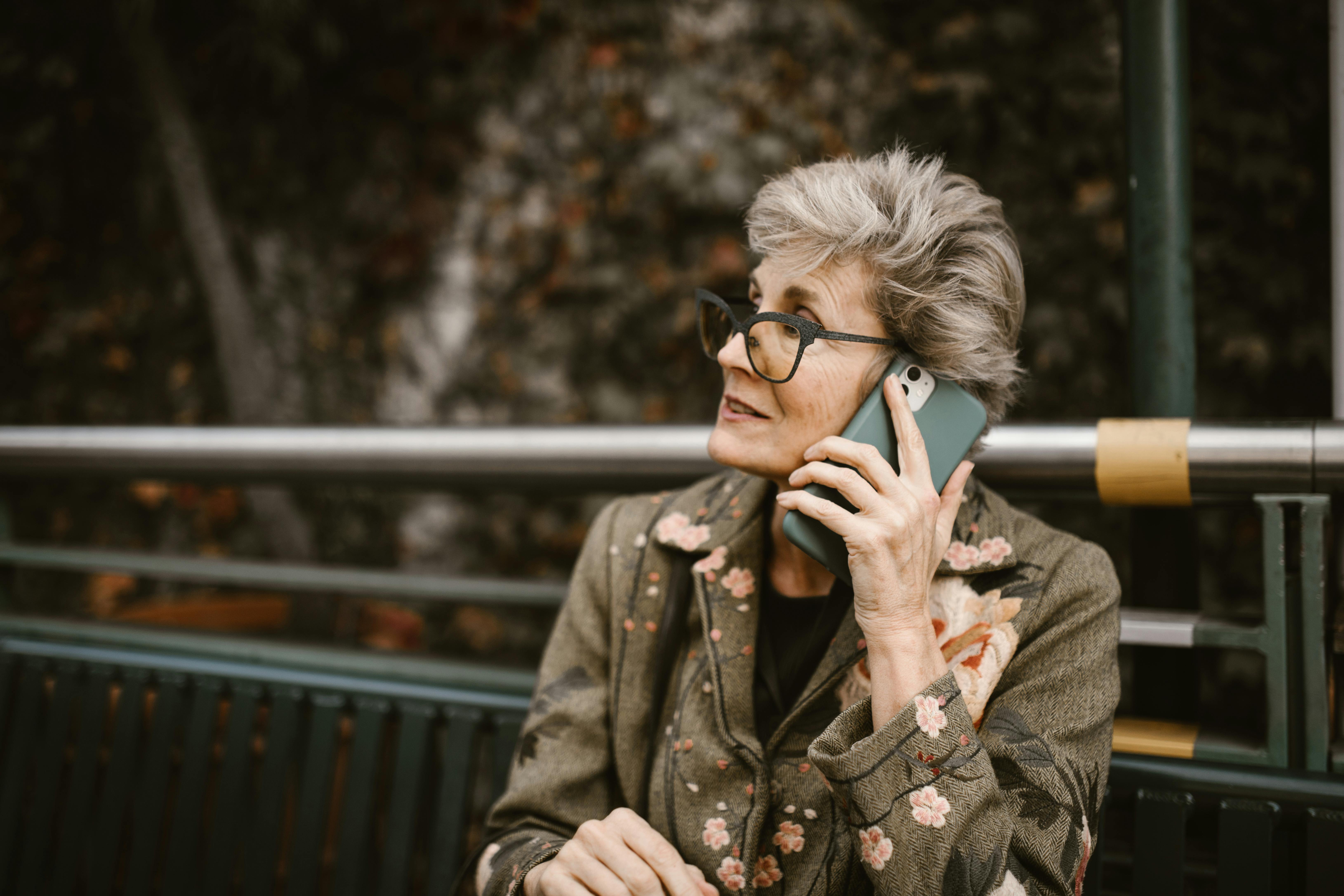 Una abuela en una llamada | Fuente: Pexels