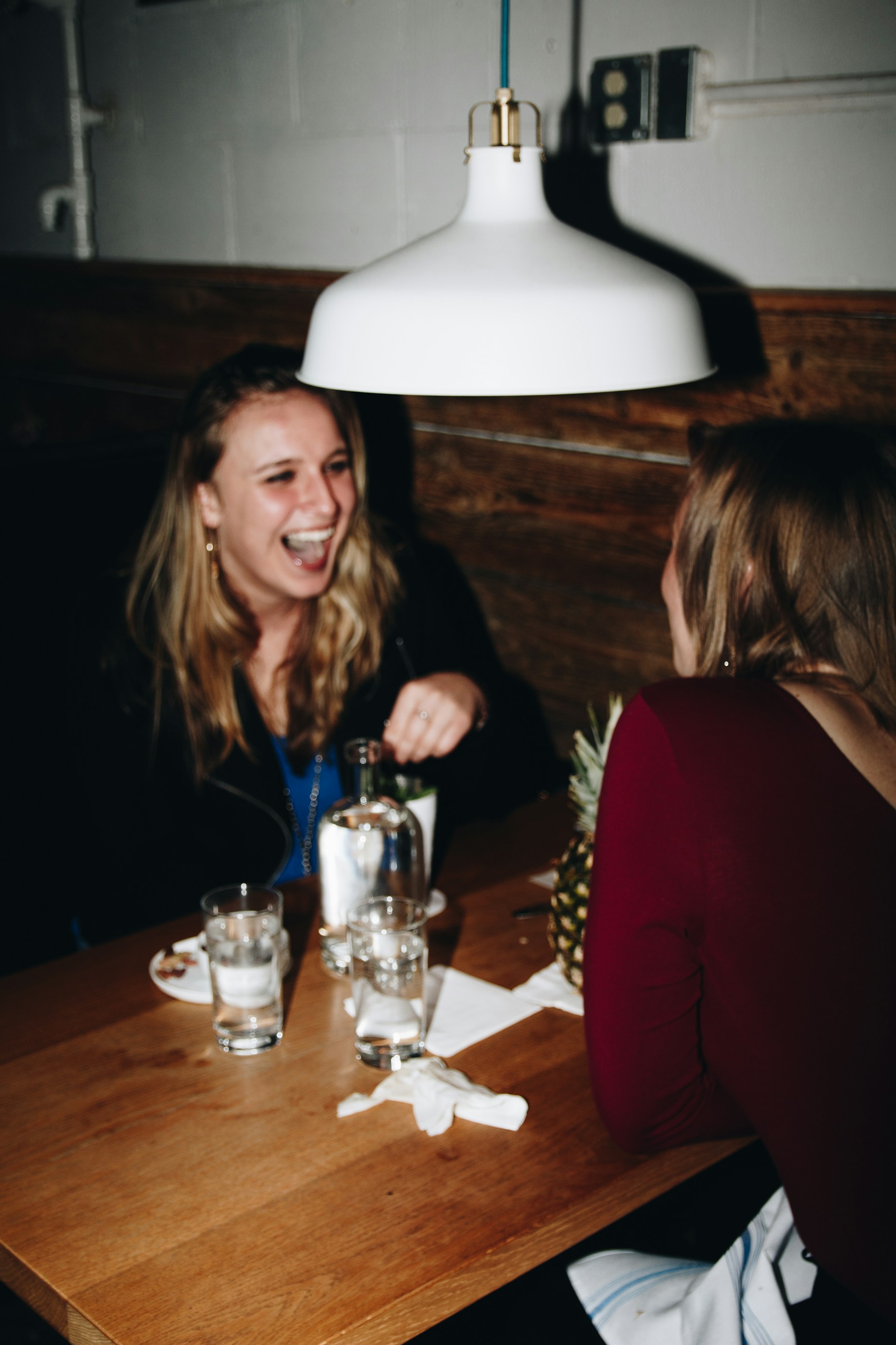 Dos mujeres felices en un restaurante | Fuente: Unsplash