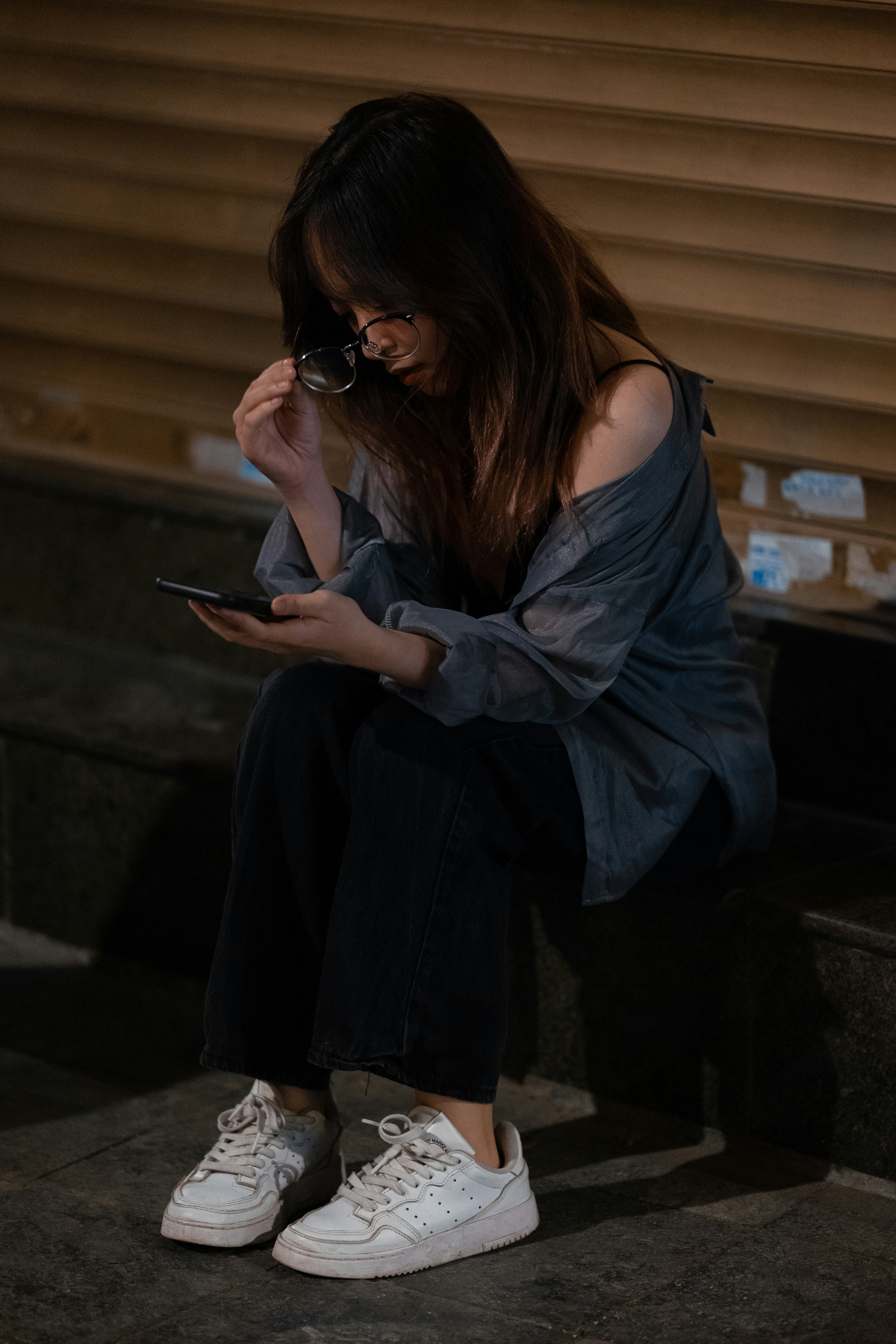 Una mujer usando su móvil | Fuente: Unsplash
