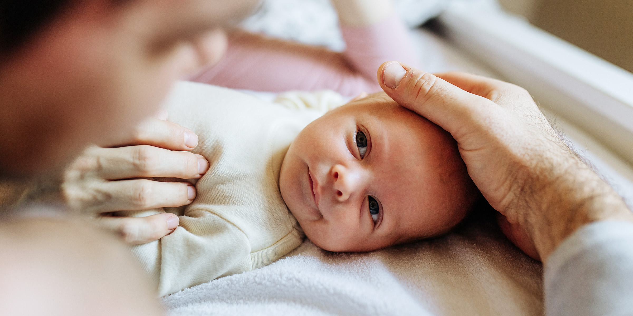 Un hombre con su bebé | Fuente: Shutterstock
