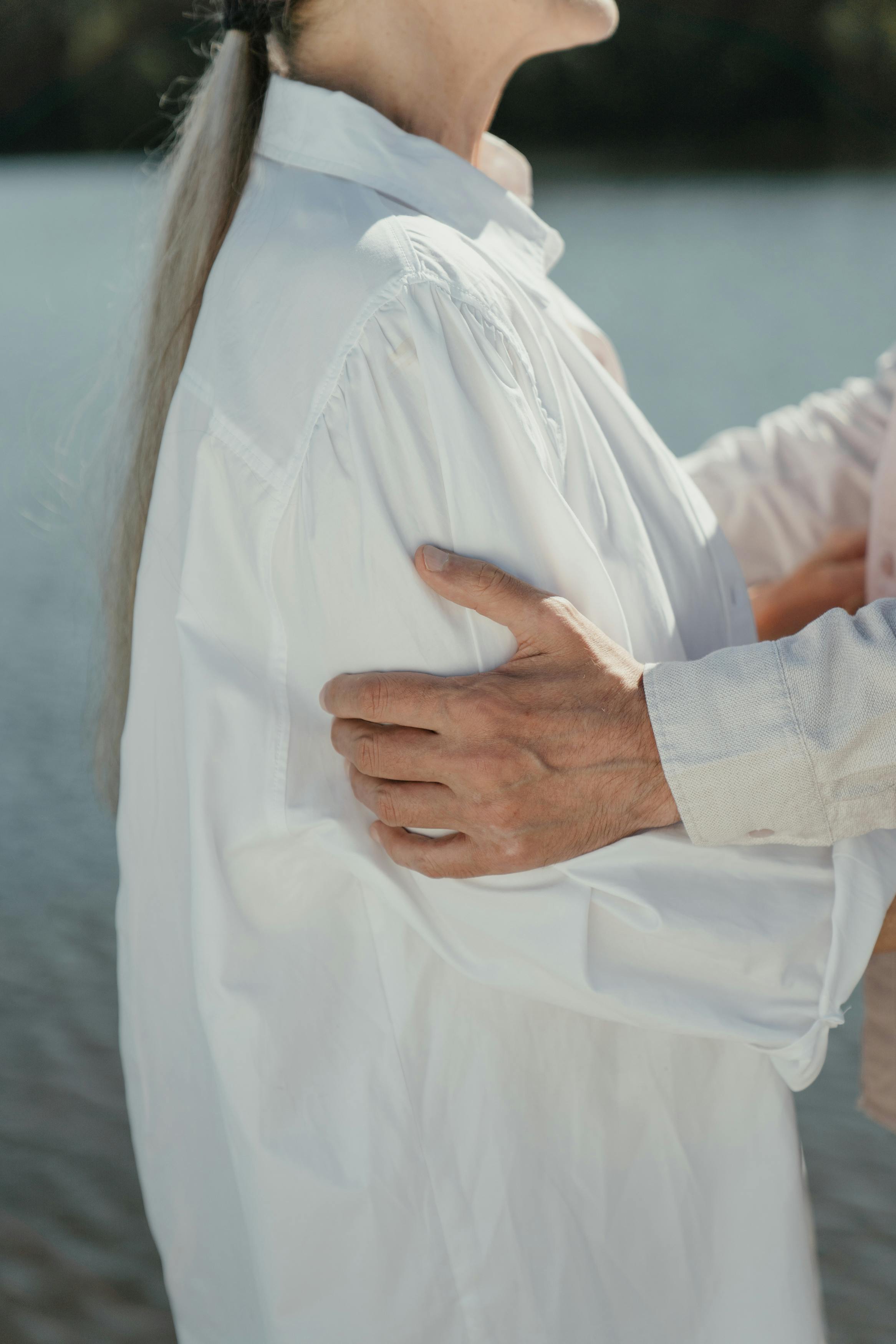 Una pareja abrazándose | Fuente: Pexels