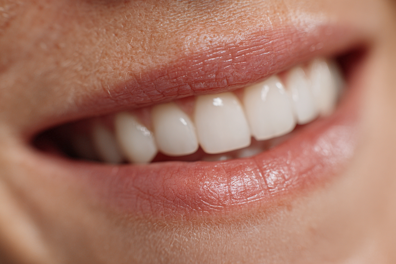 La sonrisa de una mujer | Fuente: Midjourney