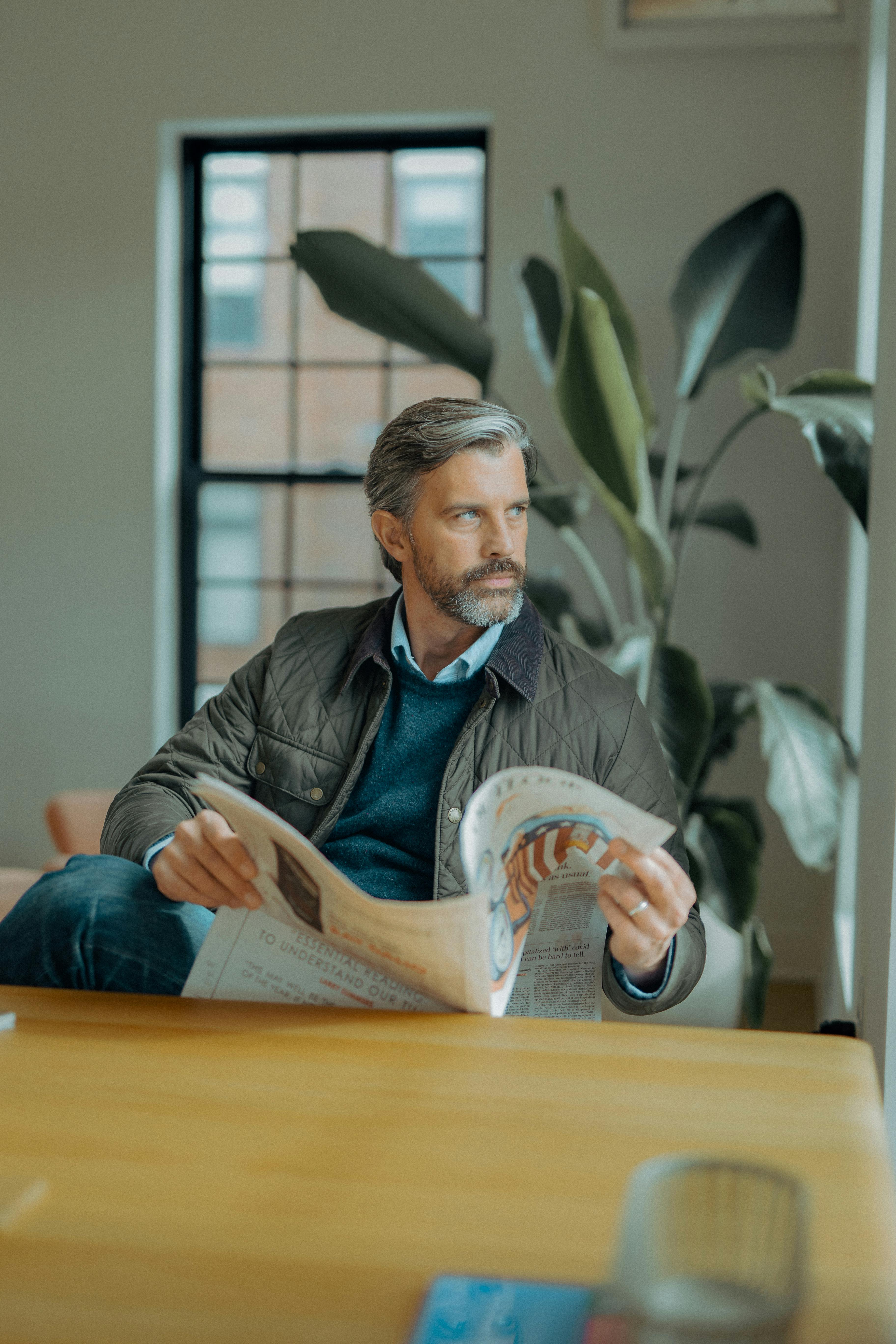 Un hombre infeliz mirando hacia otro lado | Fuente: Pexels
