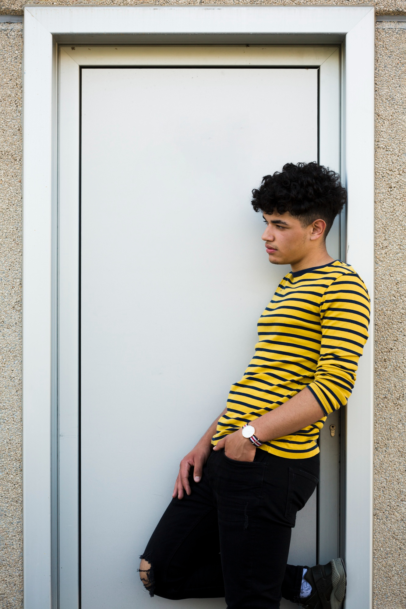Un hombre ante una puerta cerrada | Fuente: Freepik