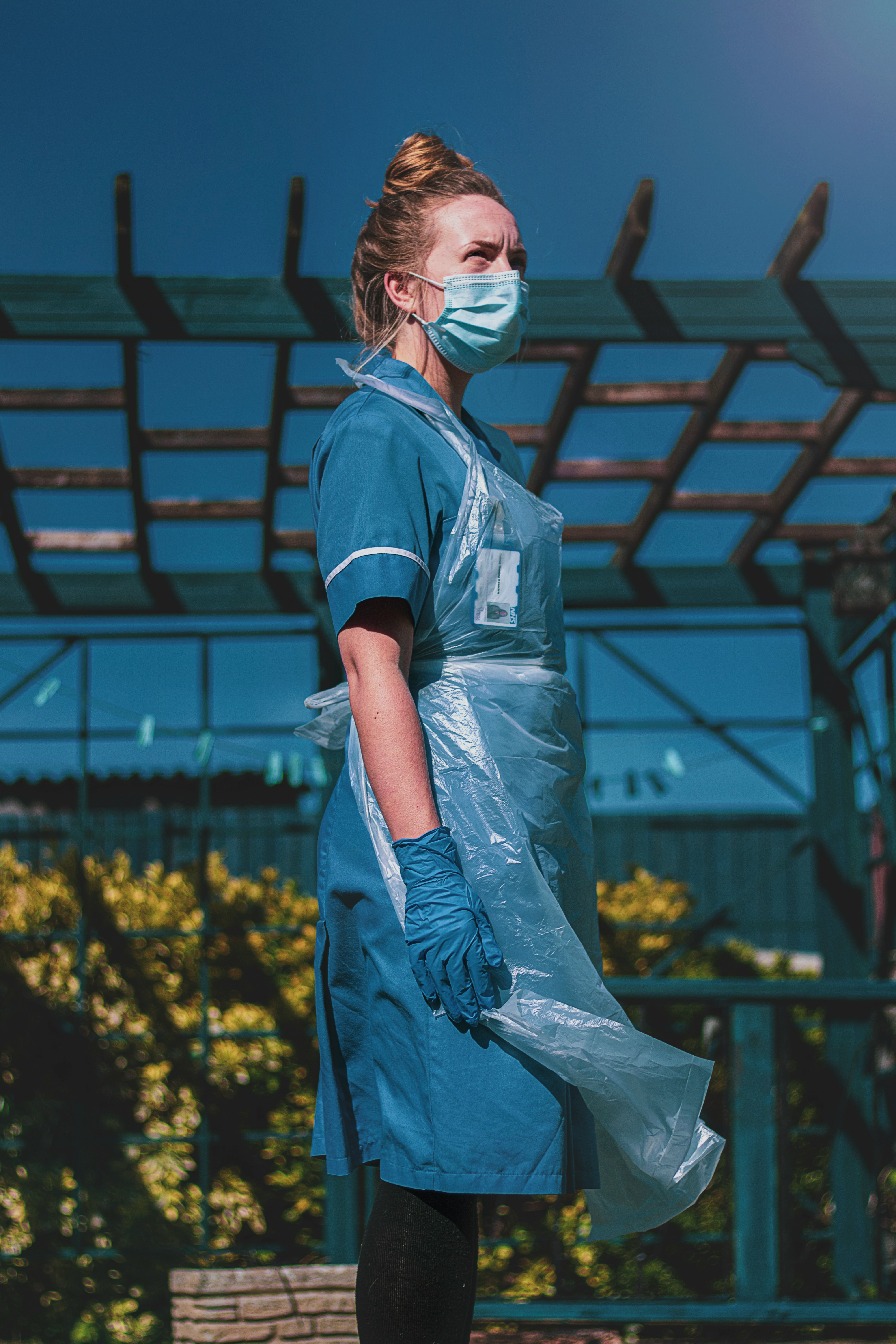 Una mujer vestida con ropa de limpieza | Fuente: Unsplash
