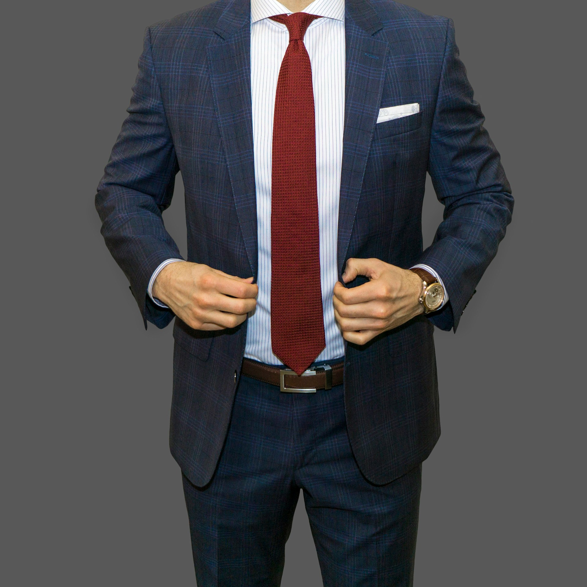 Foto recortada de un hombre con traje oscuro | Fuente: Unsplash