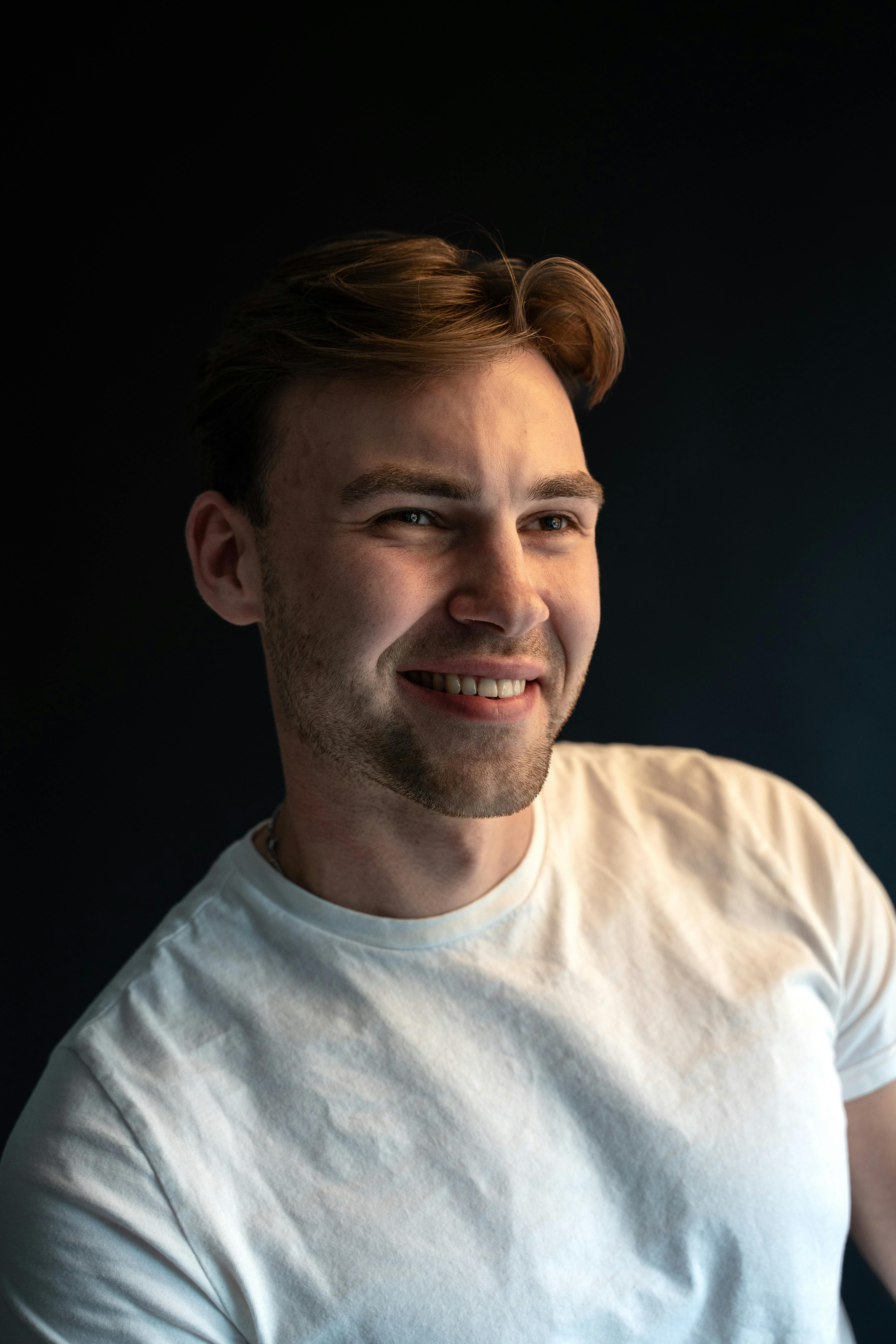 Un hombre sonriendo | Fuente: Pexels