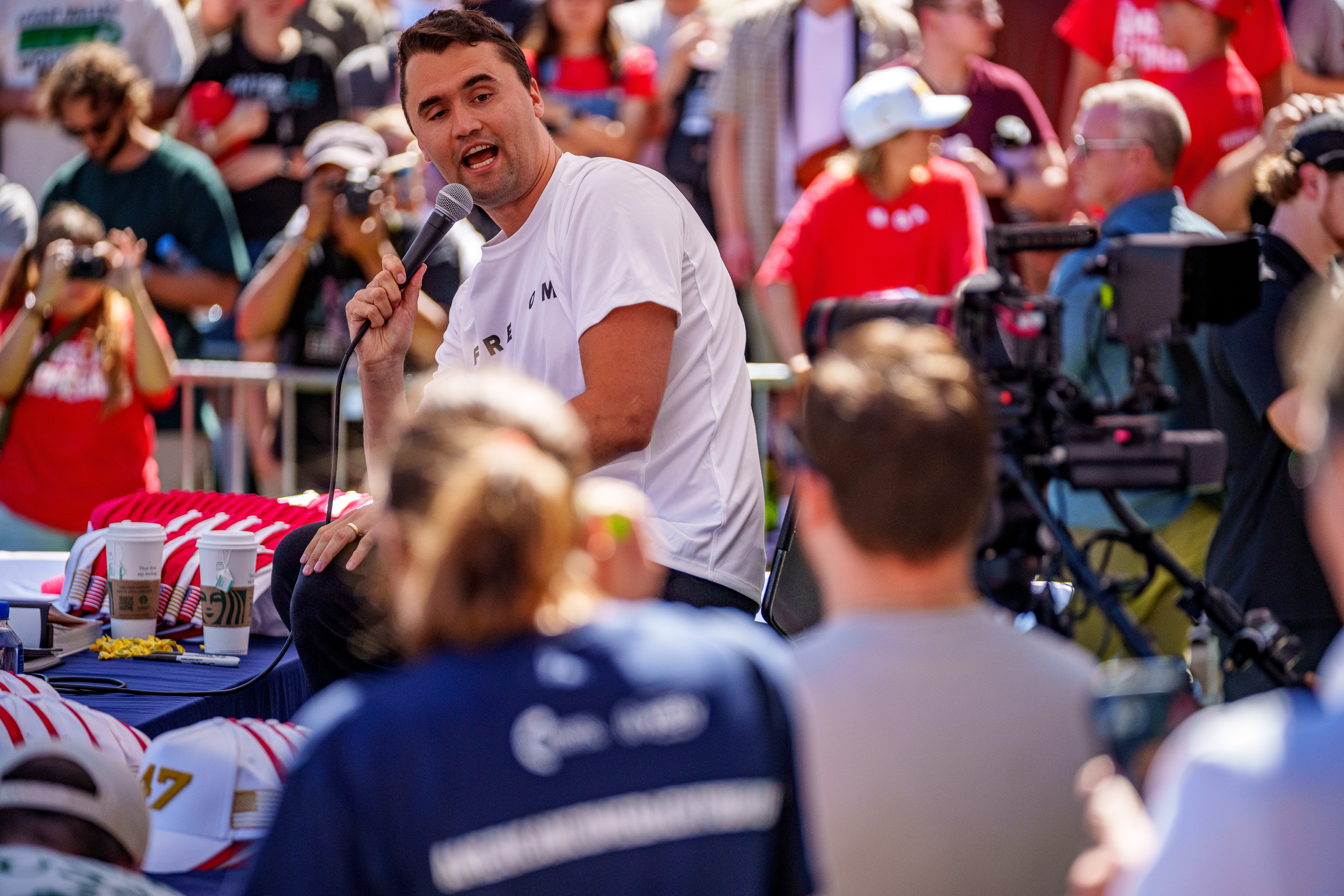 Charlie Kirk habla en la Universidad del Valle de Utah el 10 de septiembre de 2025 en Orem, Utah. Kirk, fundador de Turning Point USA, estaba dando un discurso en su gira "American Comeback Tour" cuando recibió un disparo en el cuello y murió. | Fuente: Getty Images