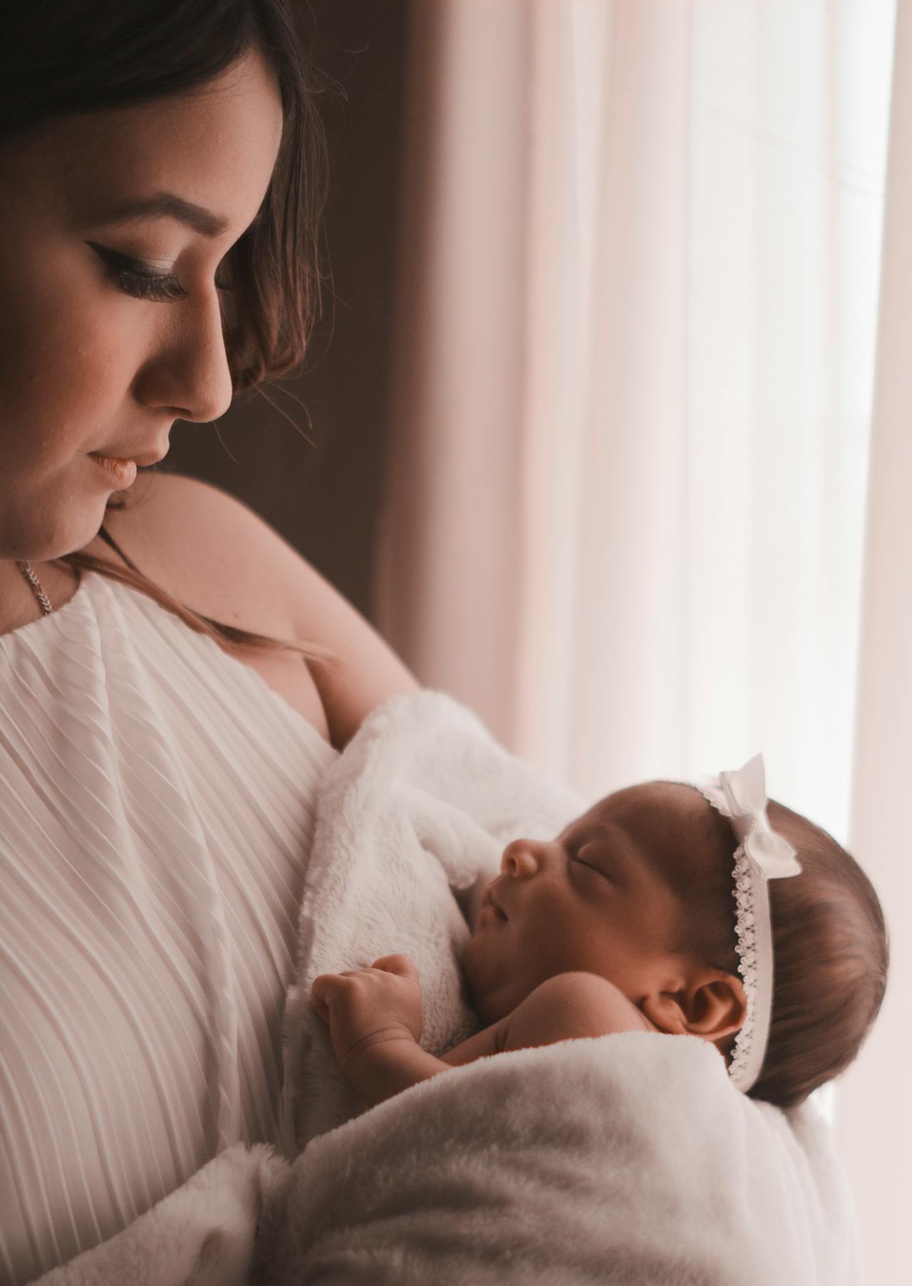 Una mujer sostiene a una niña recién nacida | Fuente: Pexels