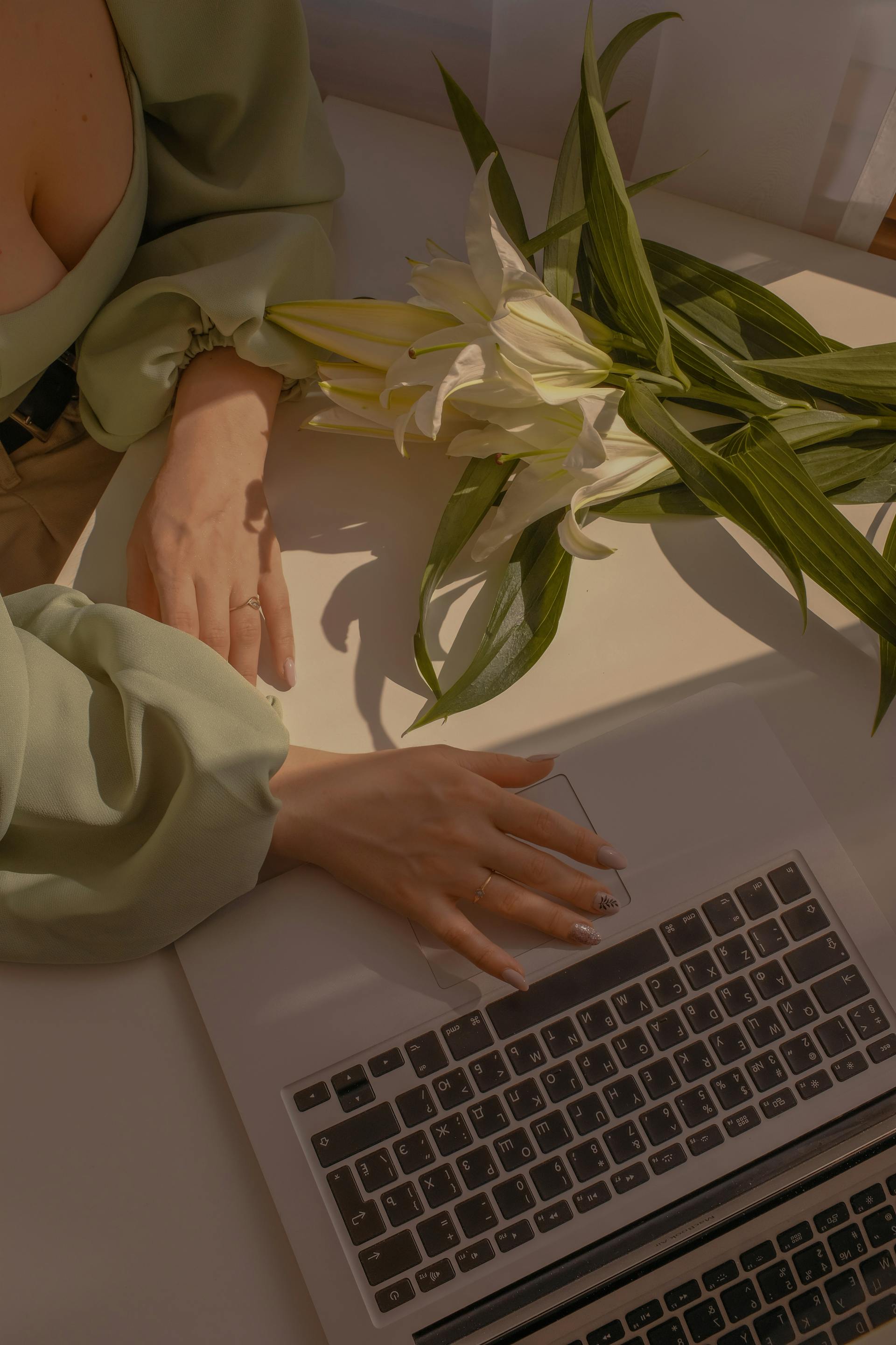Primer plano de una mujer trabajando con su portátil | Fuente: Pexels