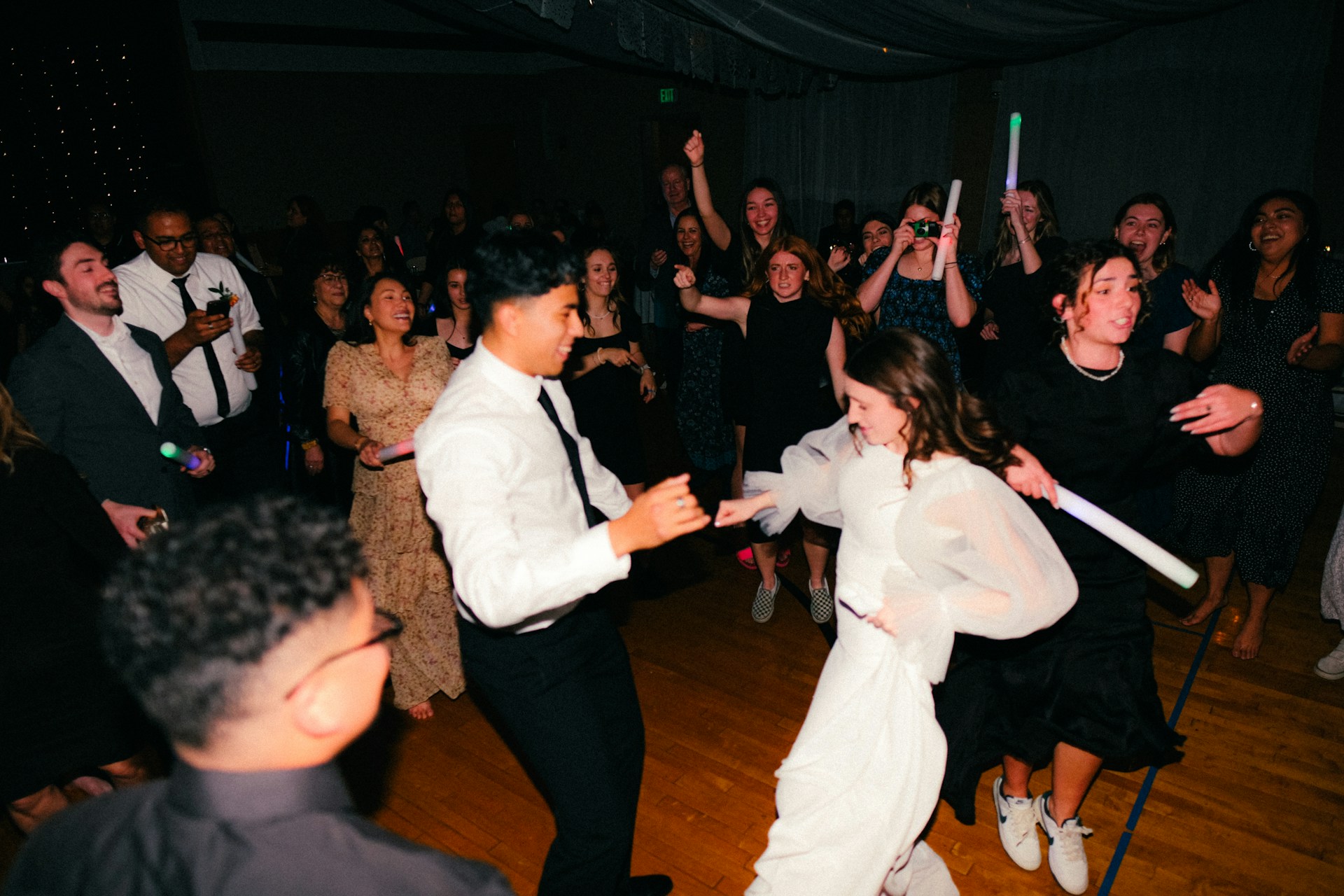 Gente bailando en un banquete de boda | Fuente: Unsplash