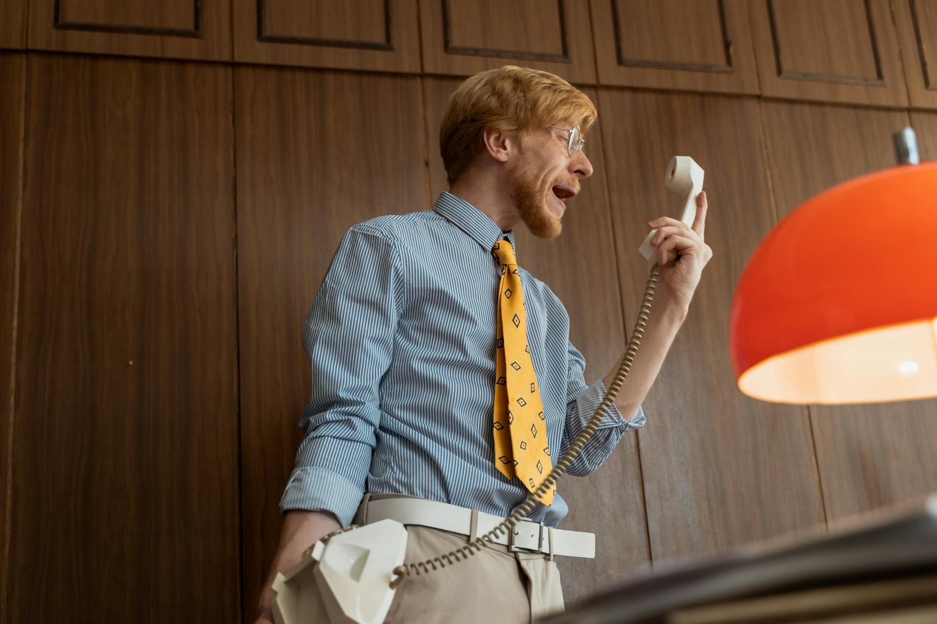Un hombre grita mientras sujeta un auricular de teléfono | Fuente: Pexels