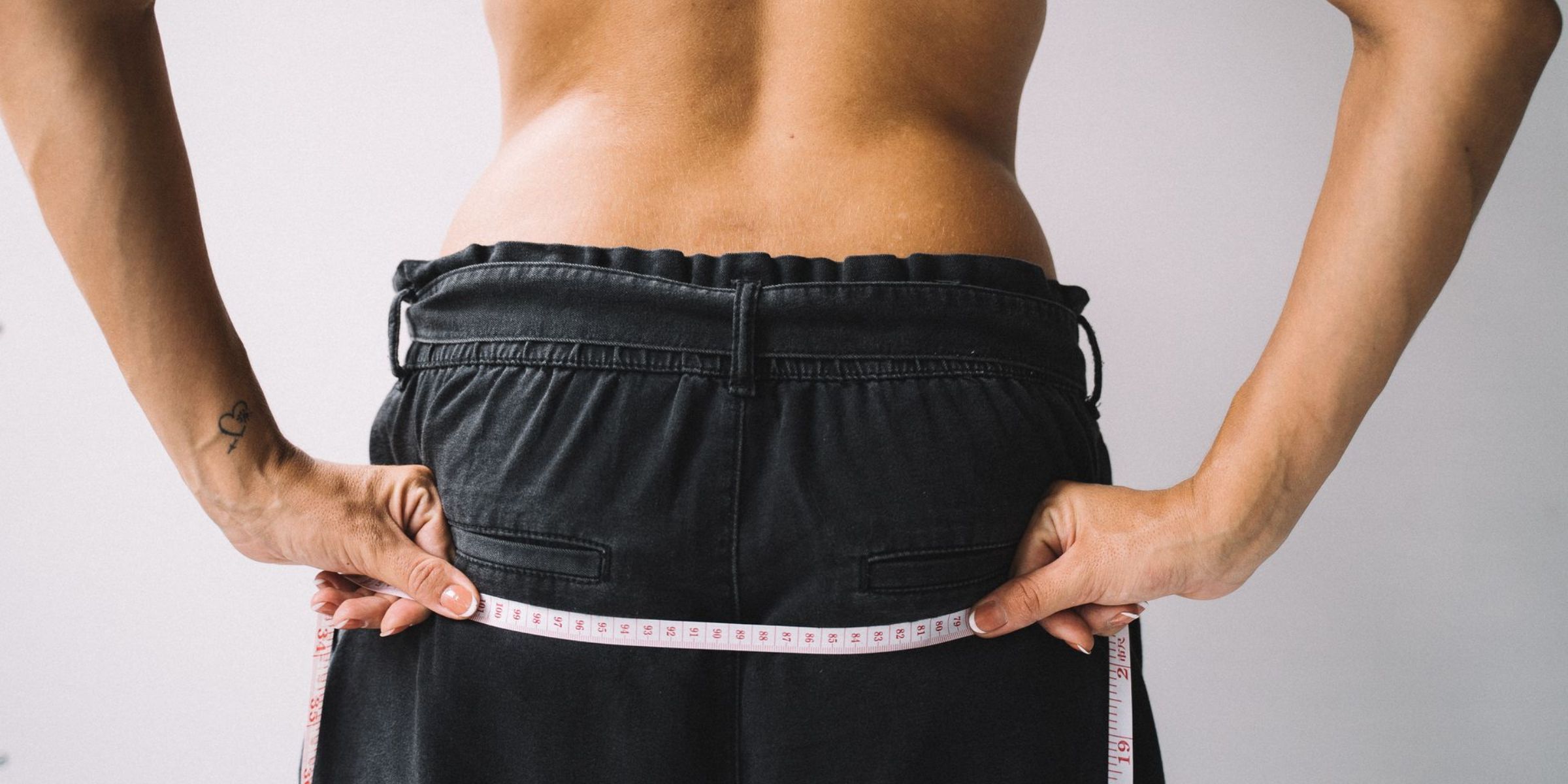 A woman holding a tape measure | Source: Pexels