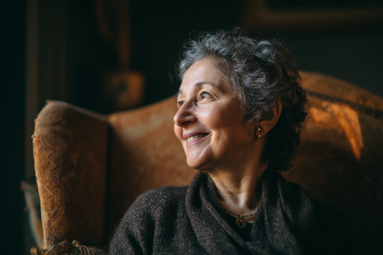 Una mujer mayor sonriendo | Fuente: Midjourney