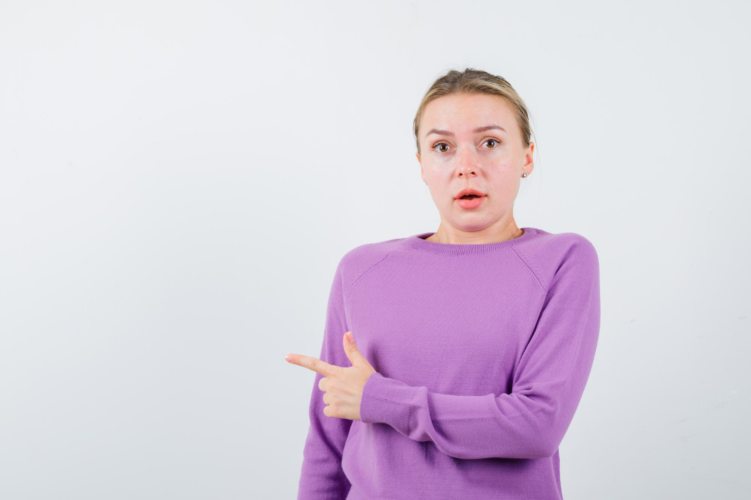 Una mujer señalando con el dedo | Fuente: Freepik