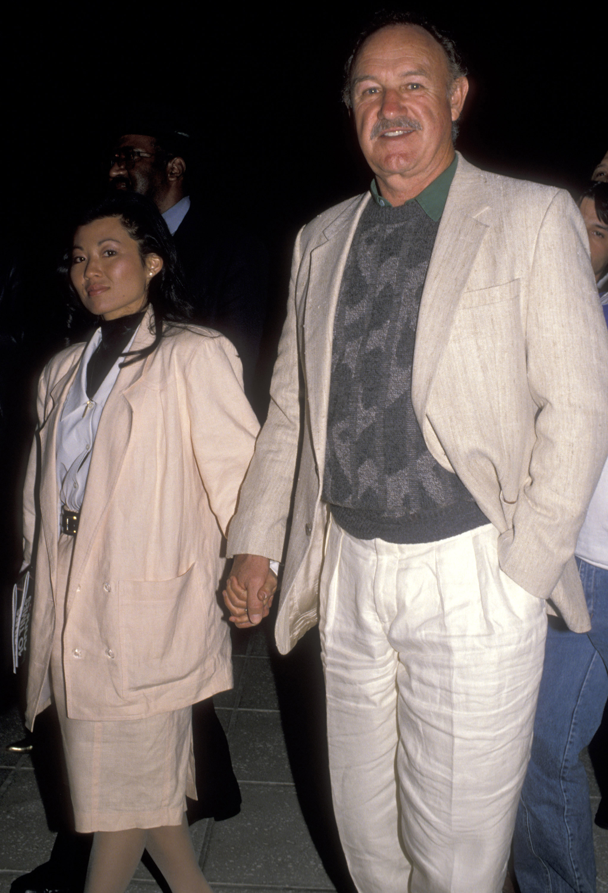 Betsy Arakawa y Gene Hackman fotografiados en el combate Sugar Ray Leonard contra Donny LaLonde el 7 de noviembre de 1988, en Las Vegas | Fuente: Getty Images