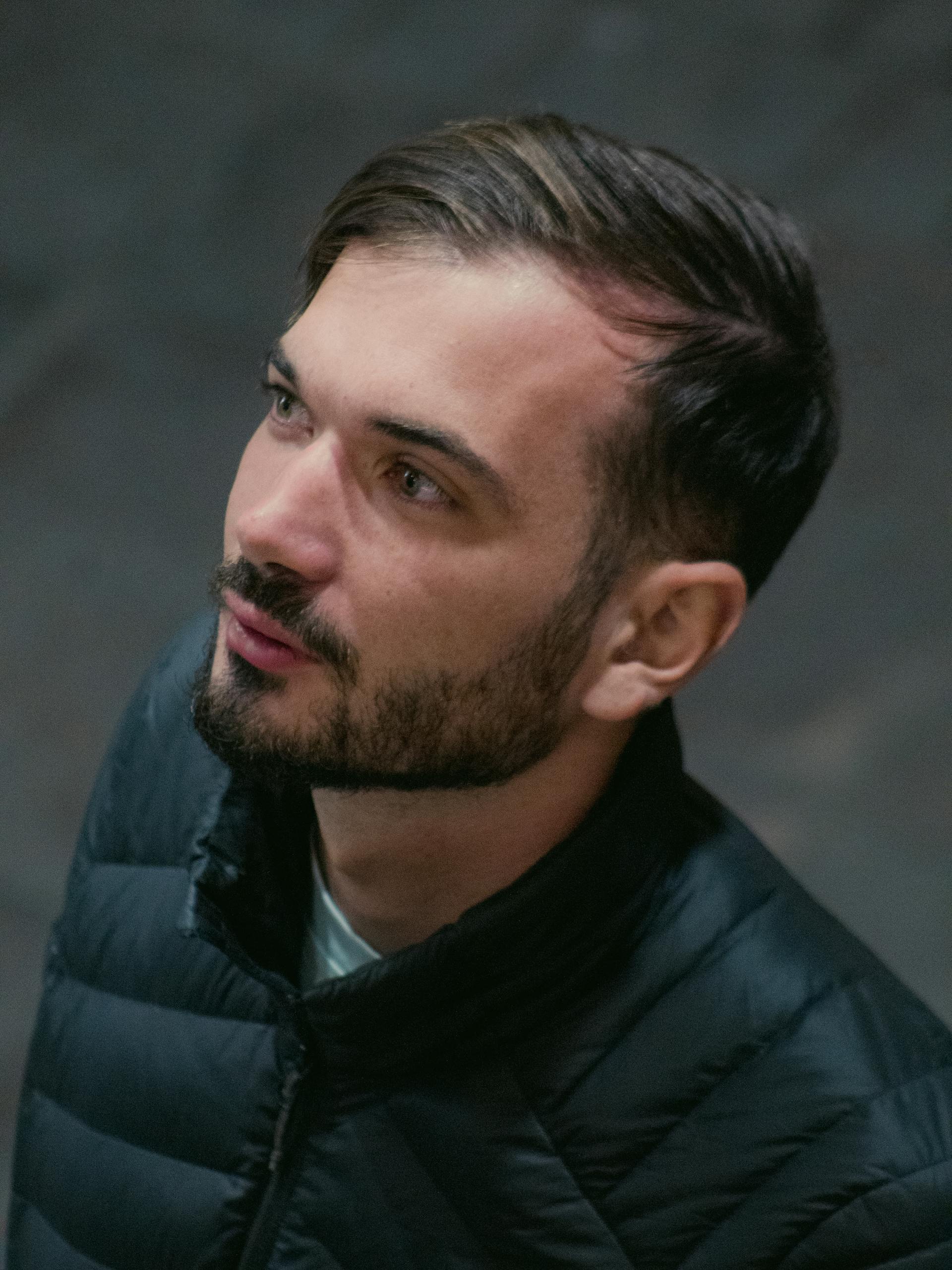 Un hombre hablando | Fuente: Pexels