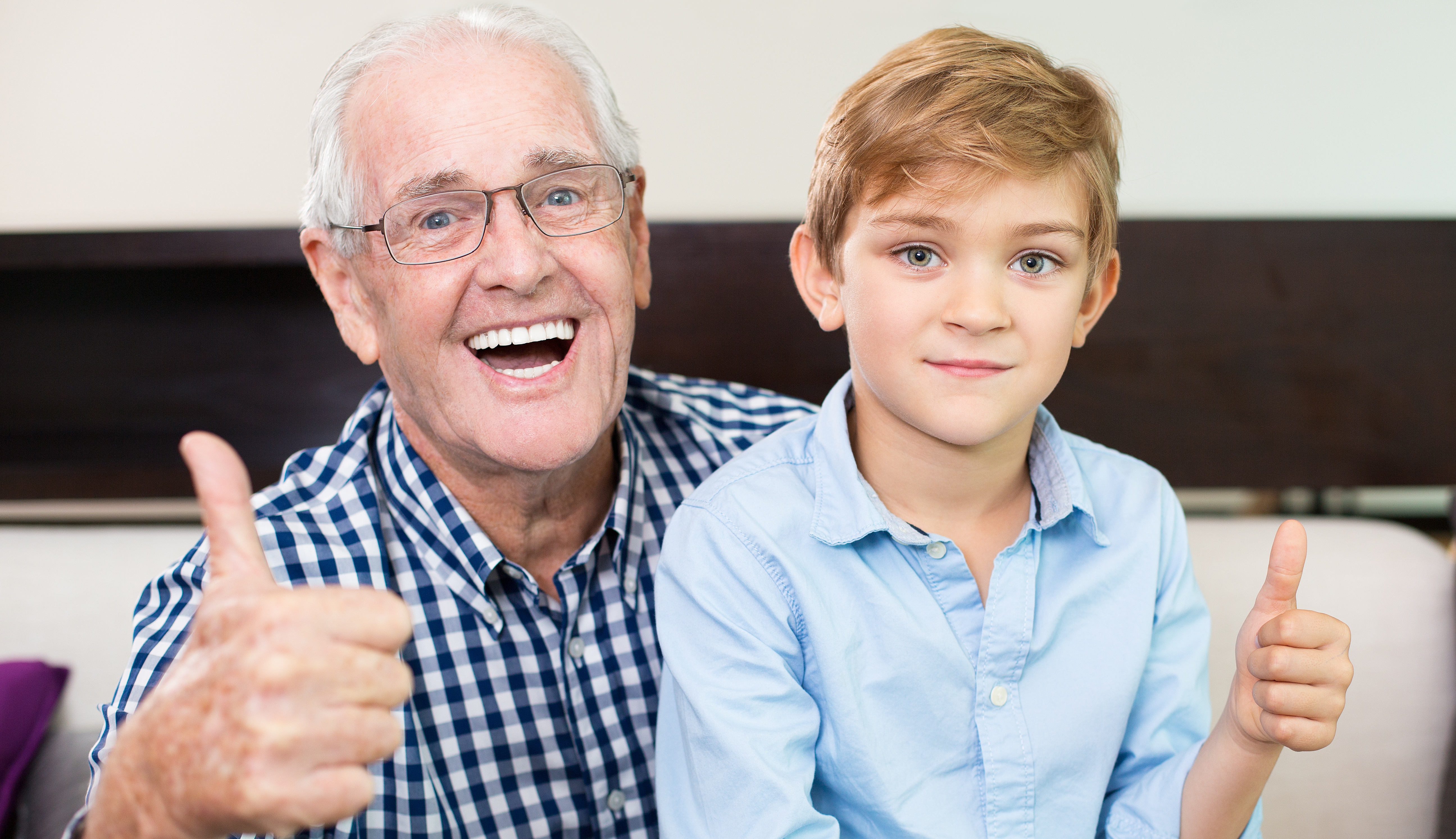 Un abuelo feliz con su nieto | Fuente: Freepik