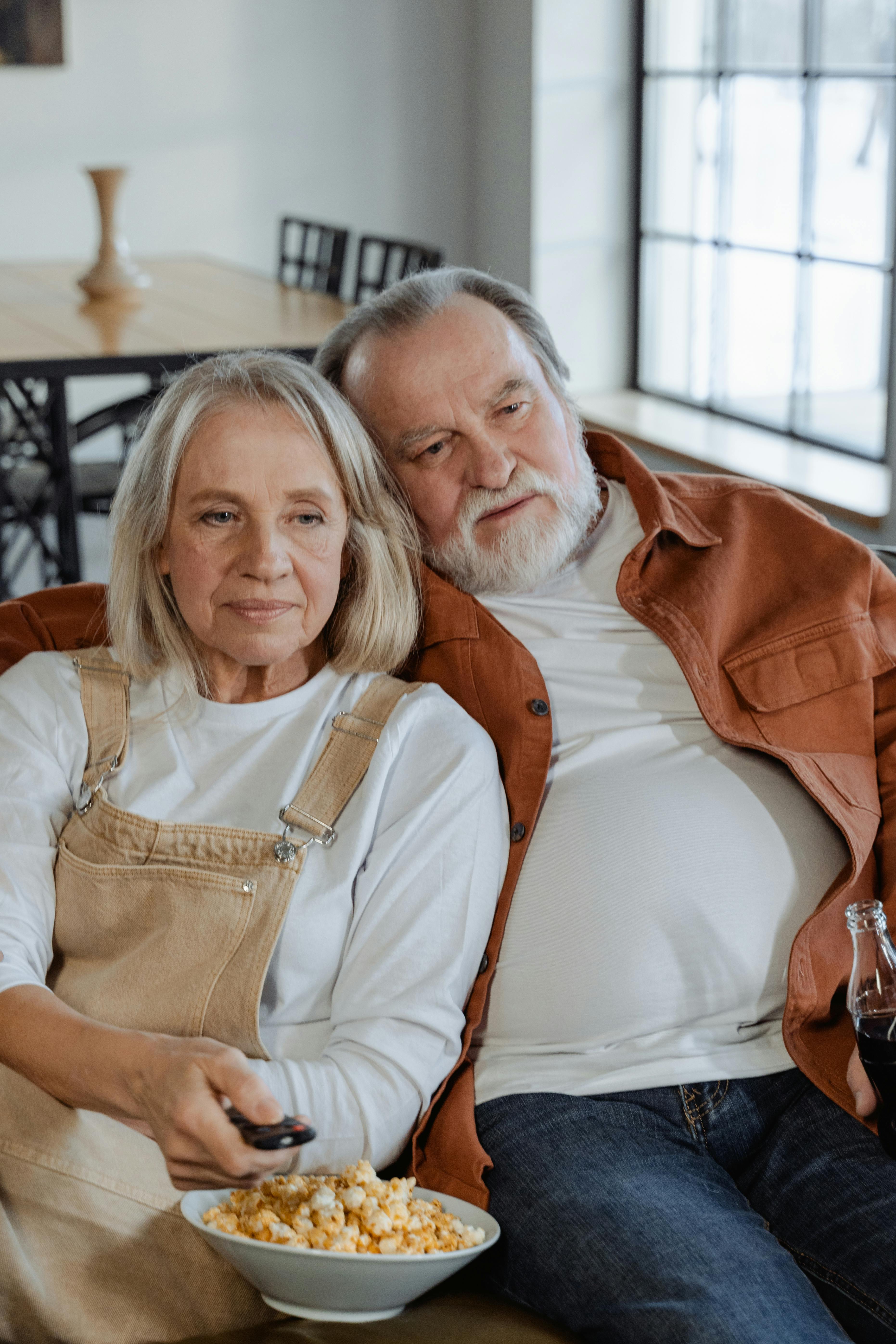 Una pareja de ancianos viendo la tele | Fuente: Pexels
