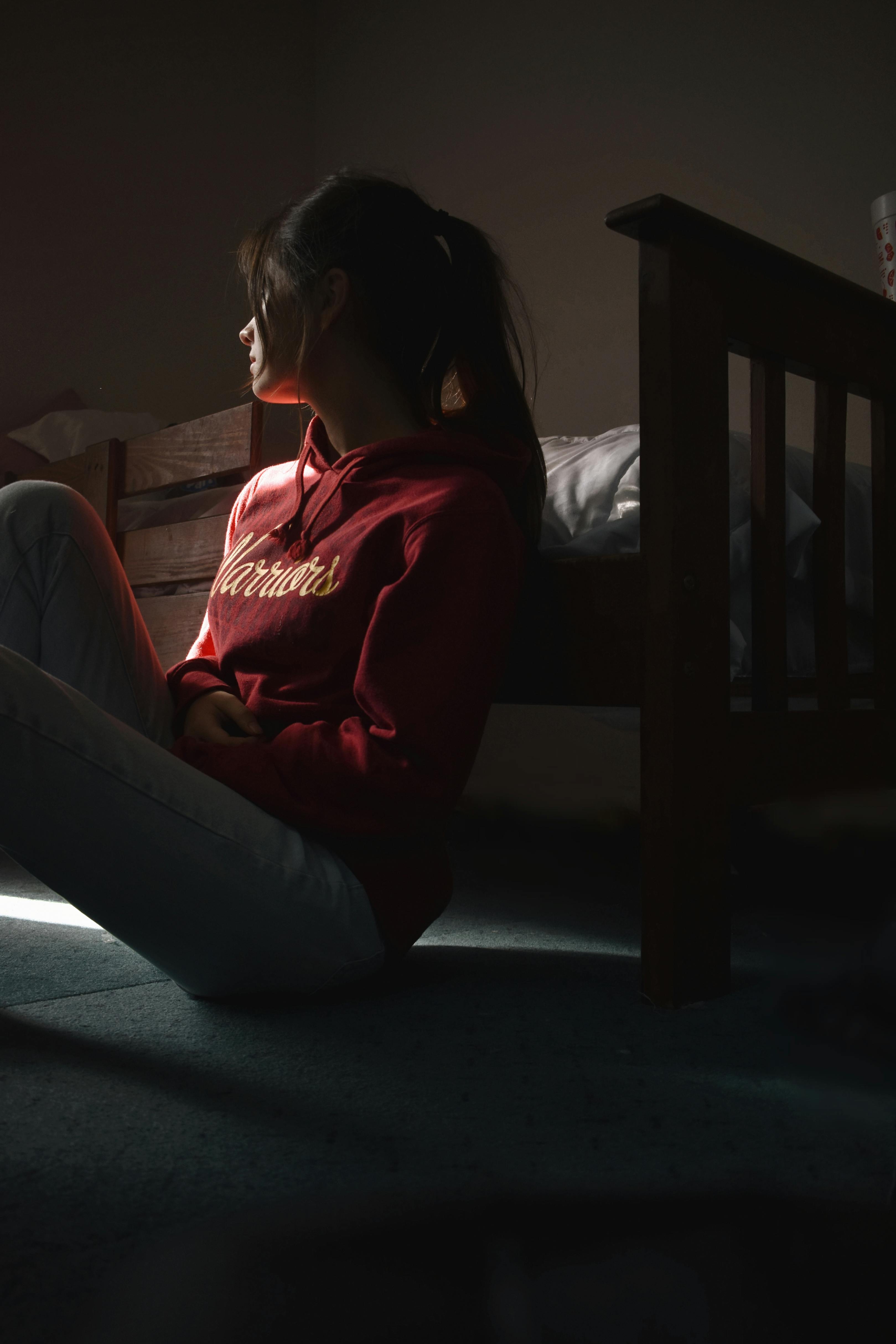 Mujer sentada en el suelo | Fuente: Pexels